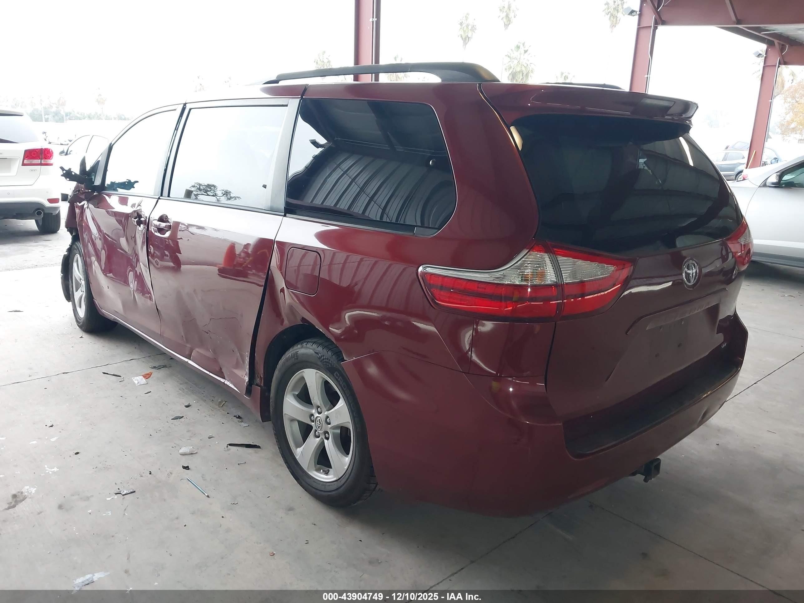 TOYOTA SIENNA image 3