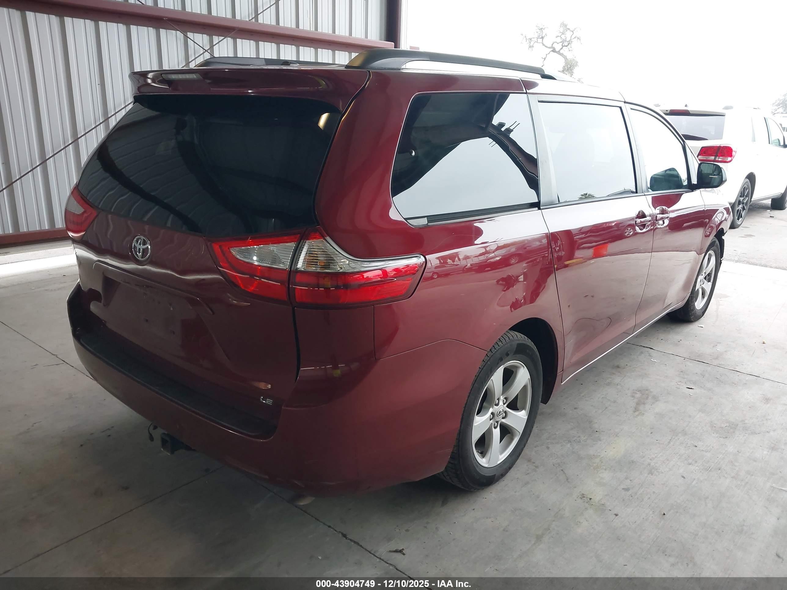 TOYOTA SIENNA image 4