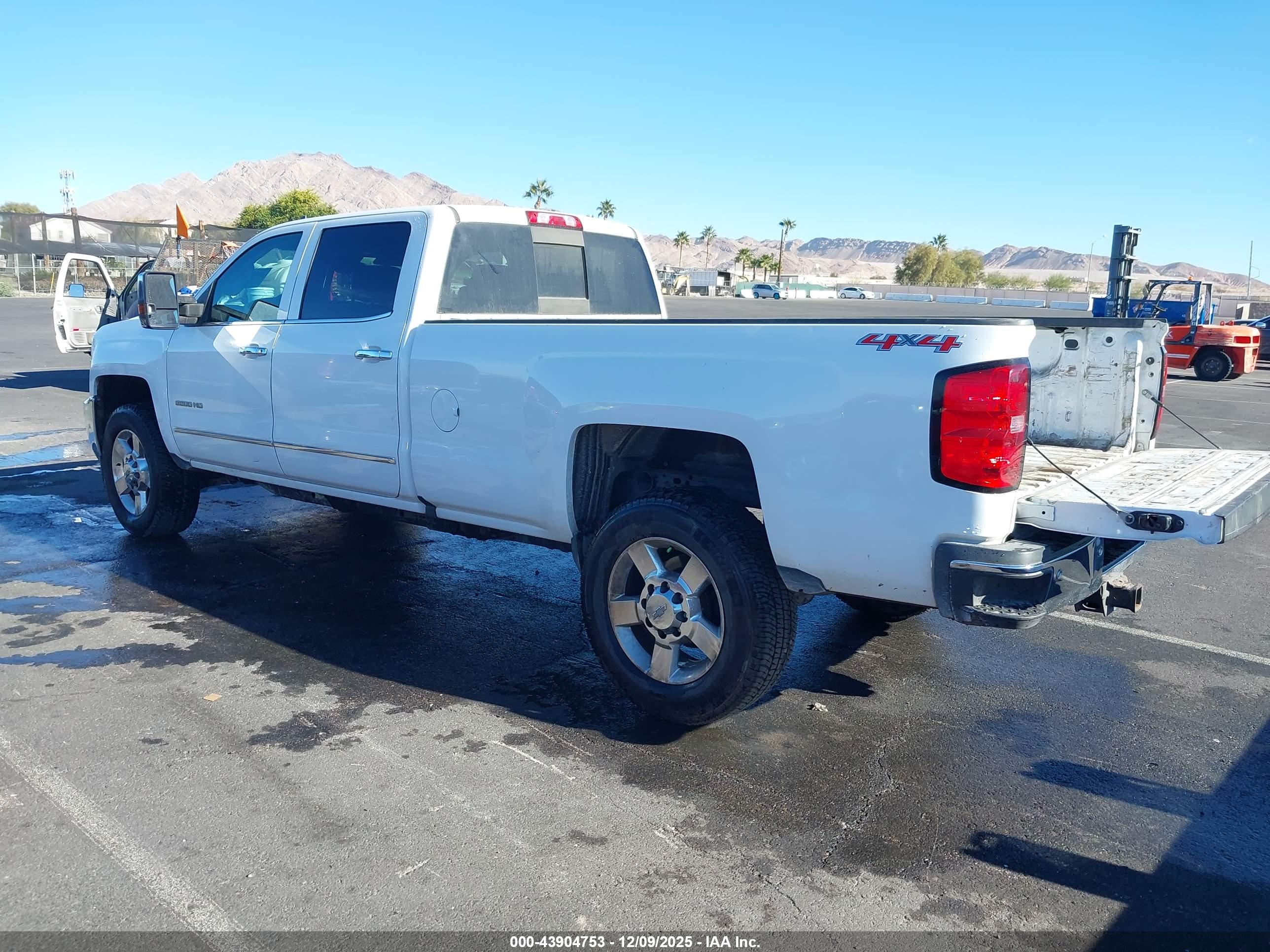 CHEVROLET SILVERADO image 3