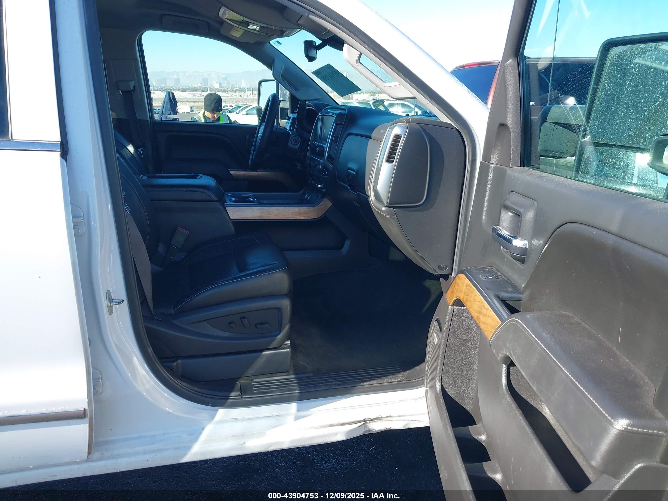 CHEVROLET SILVERADO image 5