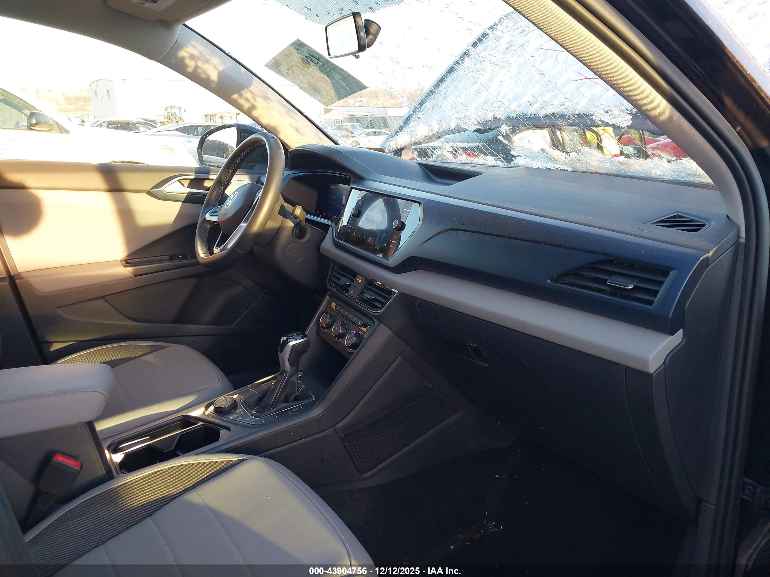 VOLKSWAGEN TAOS image 5
