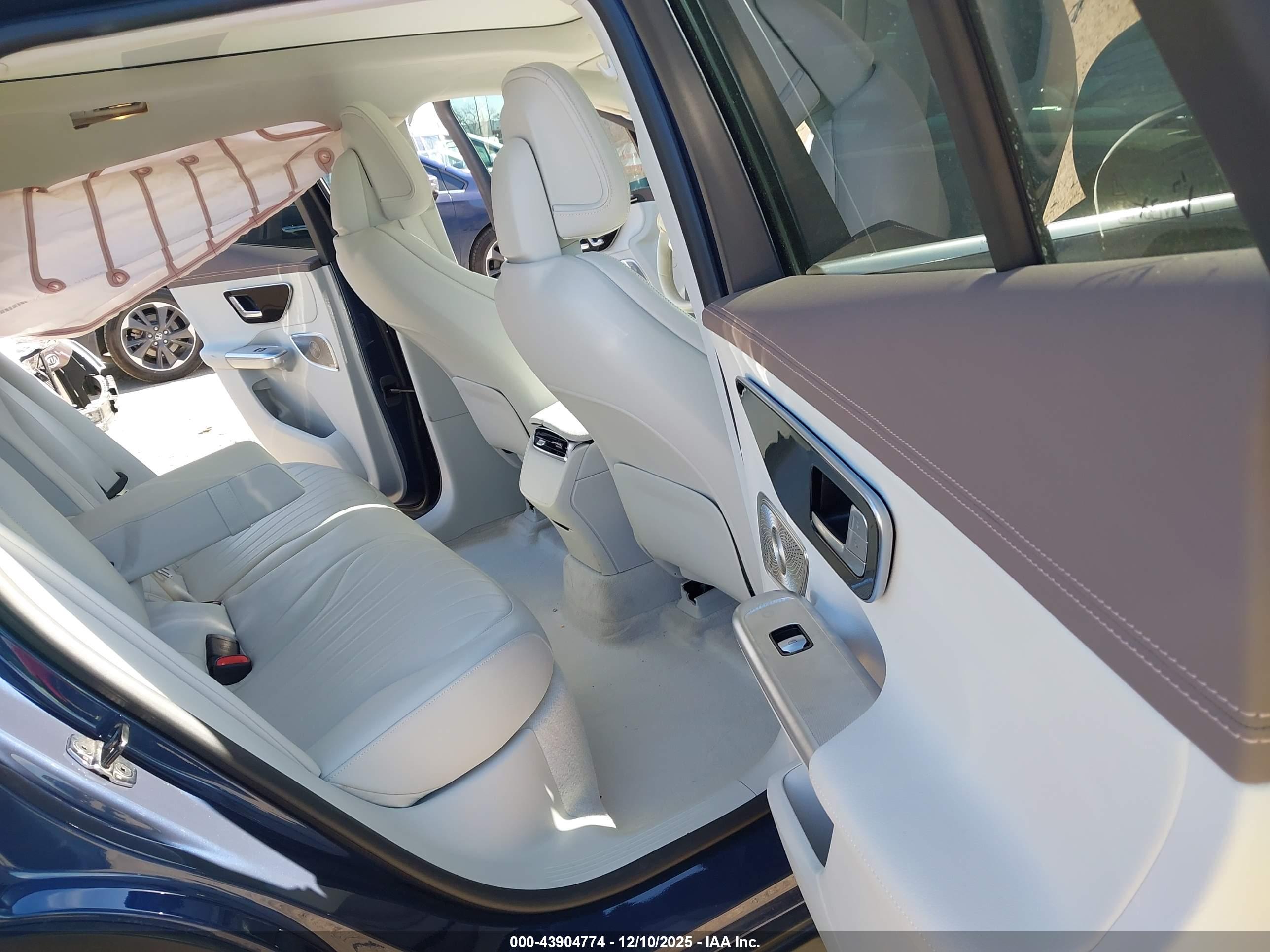 MERCEDES-BENZ EQE image 8