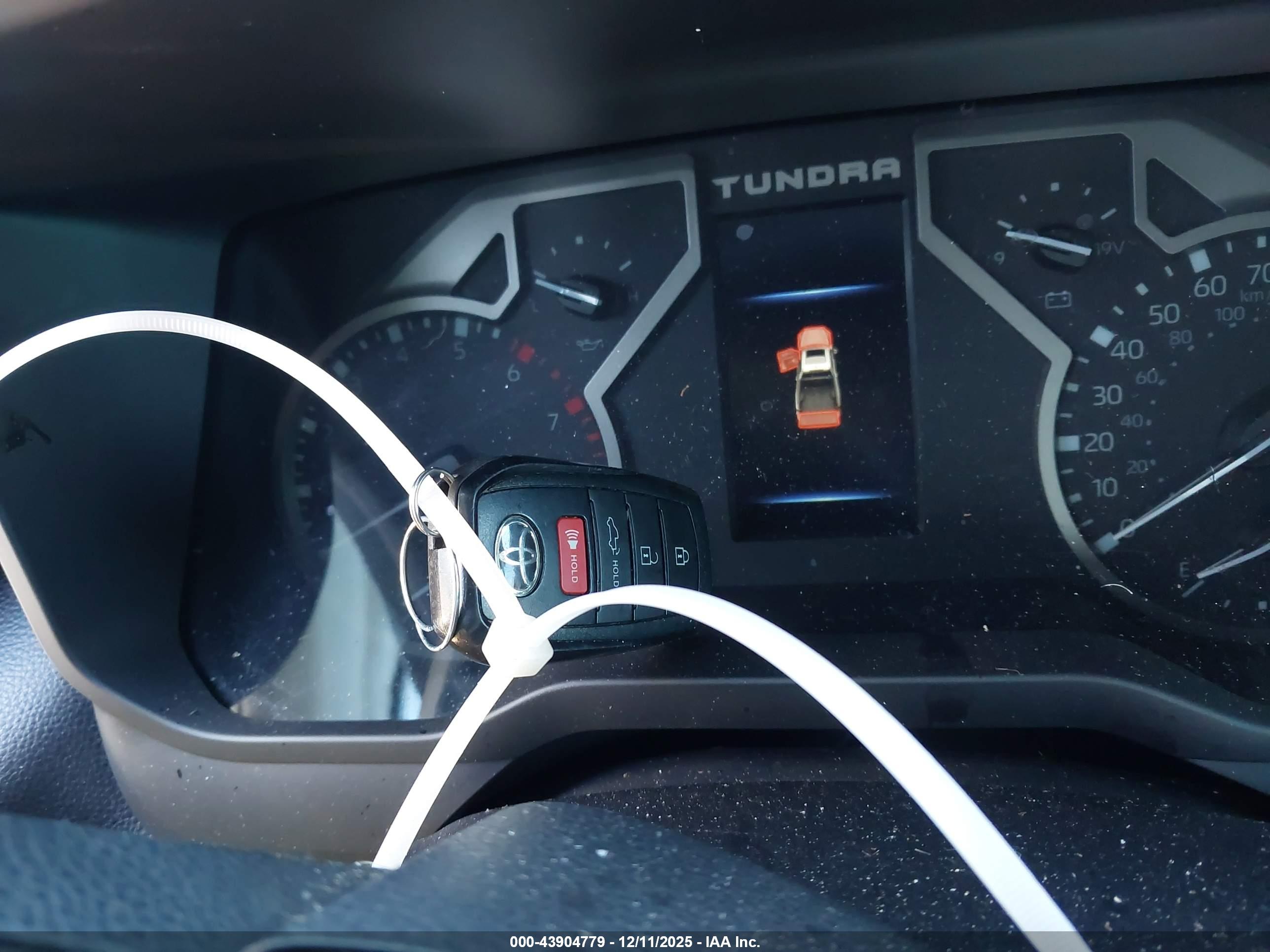 TOYOTA TUNDRA image 11