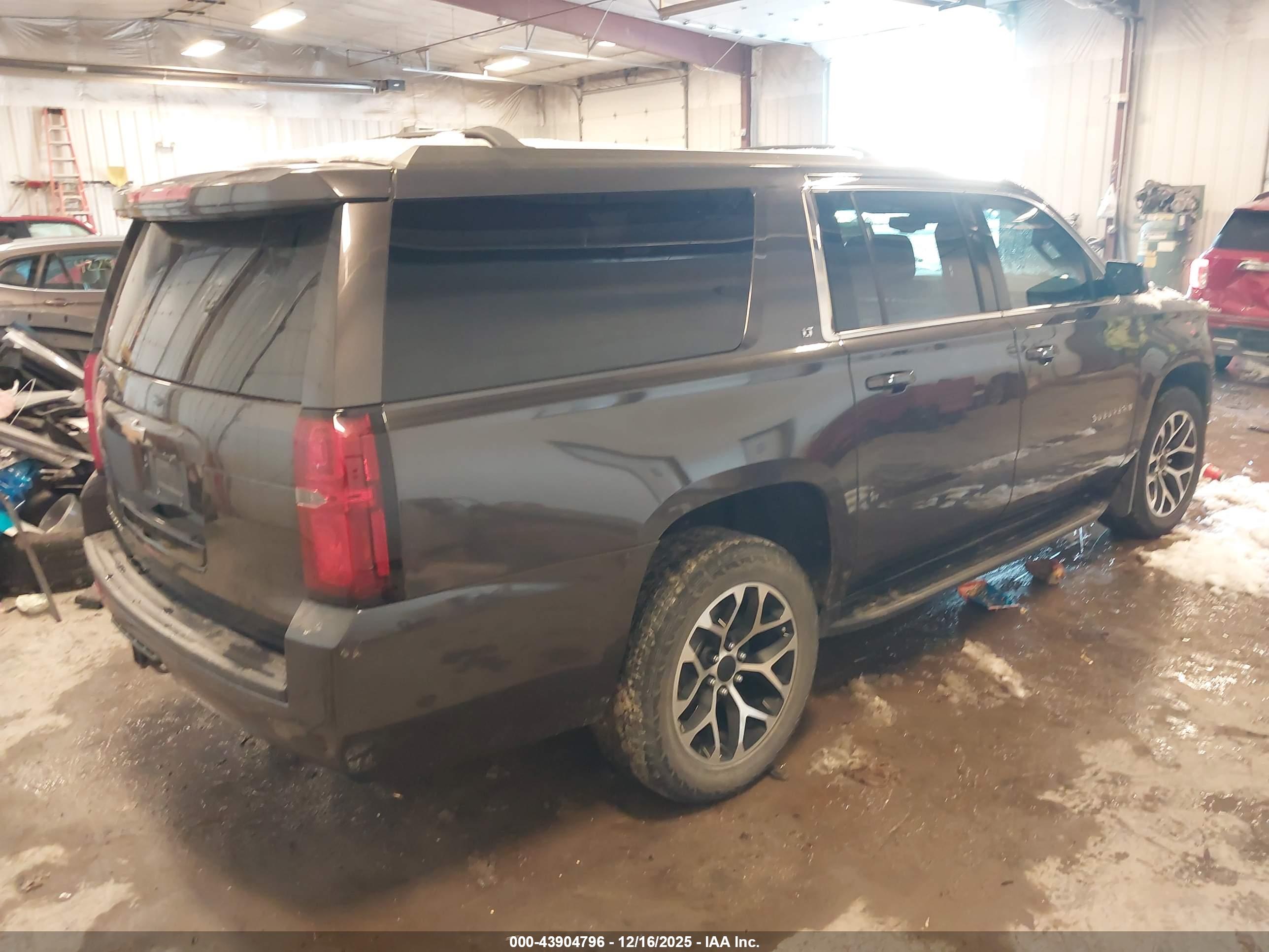 CHEVROLET SUBURBAN image 4