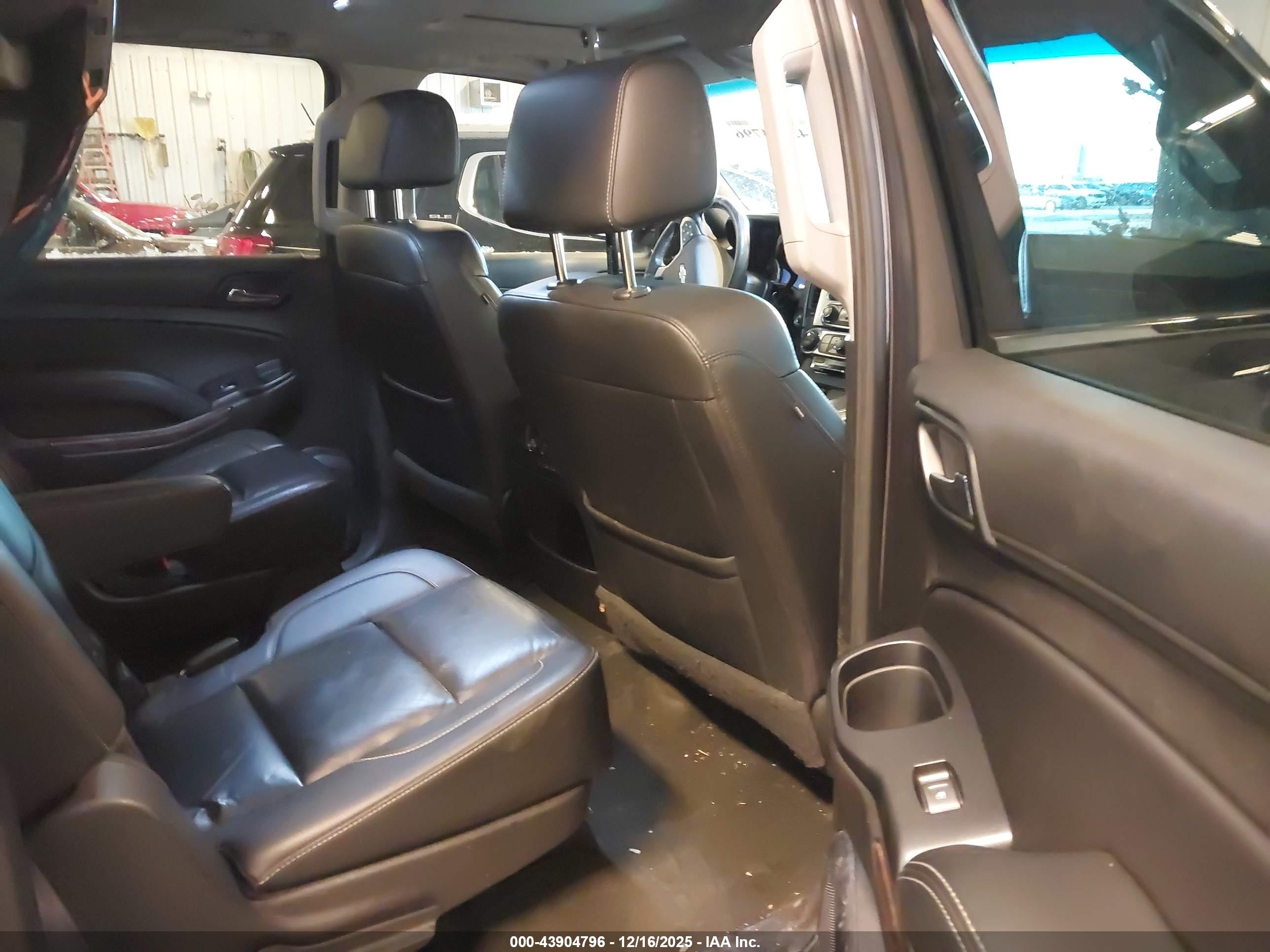 CHEVROLET SUBURBAN image 8
