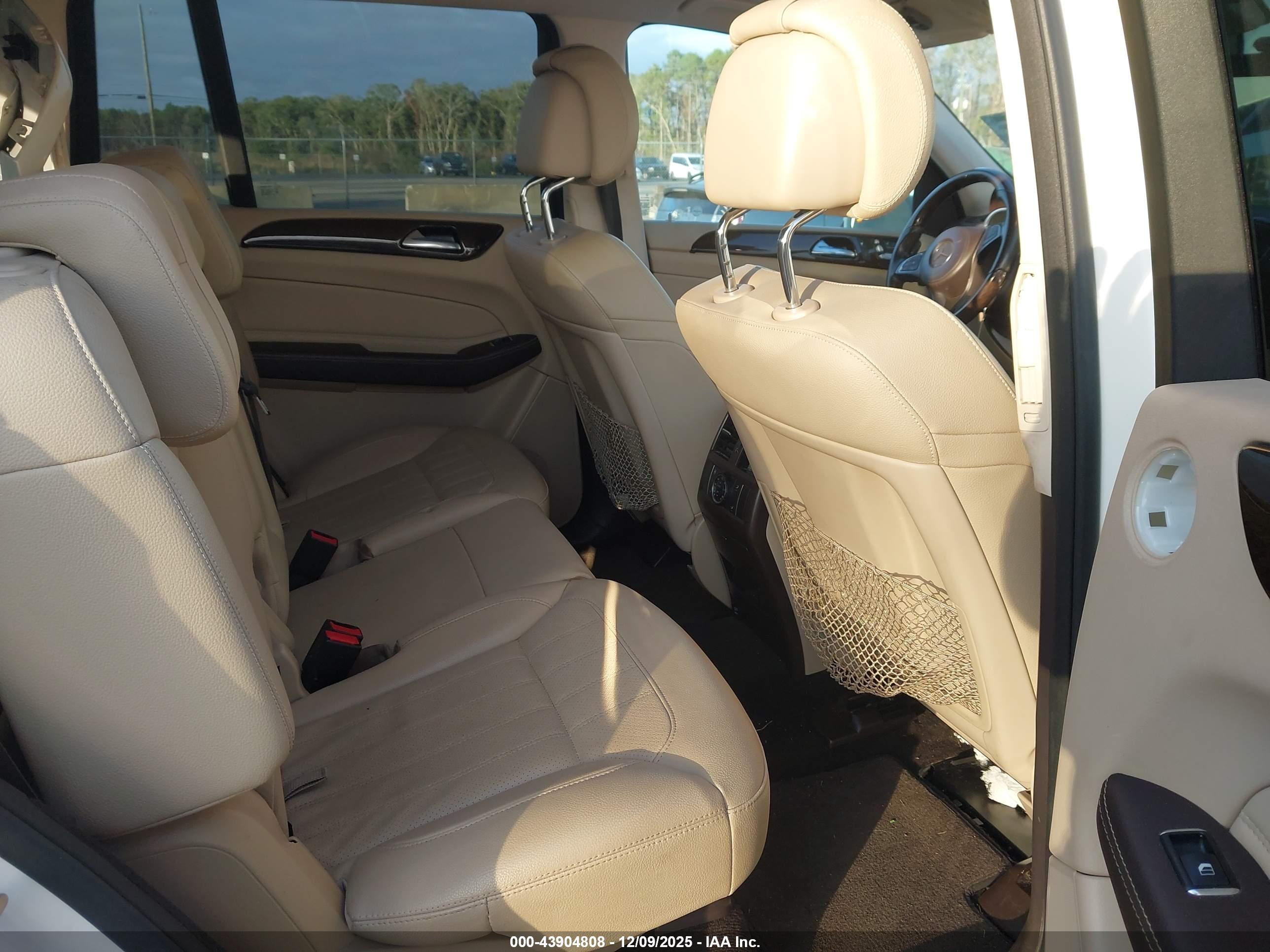 MERCEDES-BENZ GLS image 8