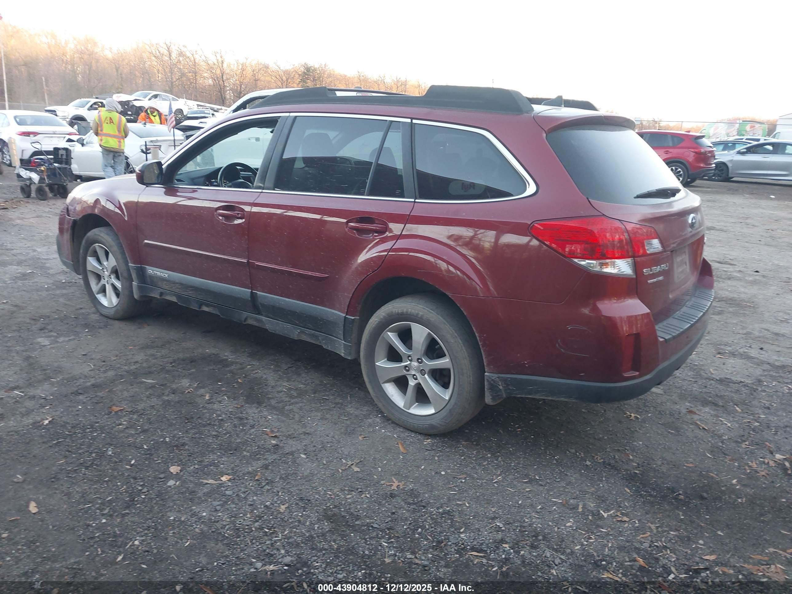 SUBARU OUTBACK image 3