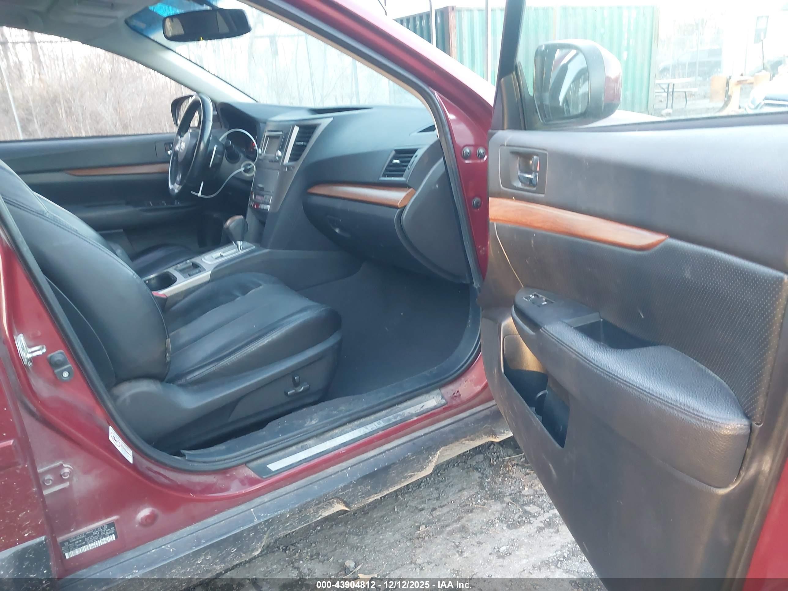 SUBARU OUTBACK image 5
