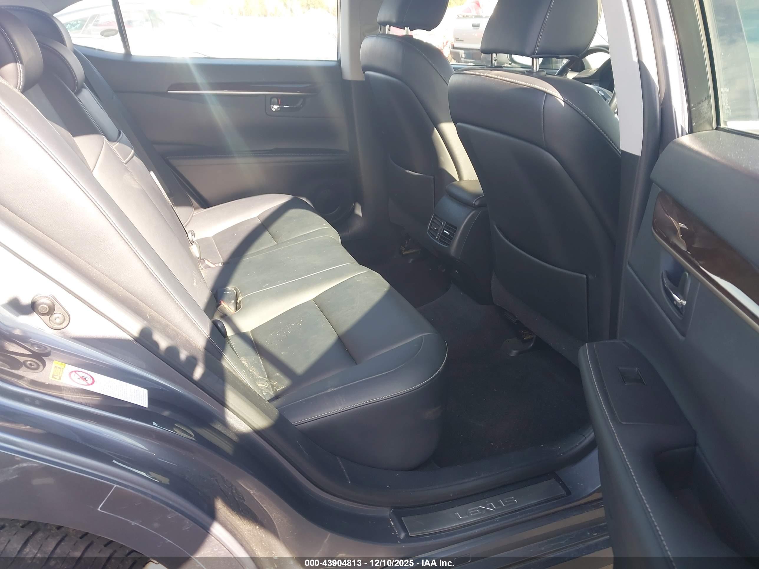 LEXUS ES image 8
