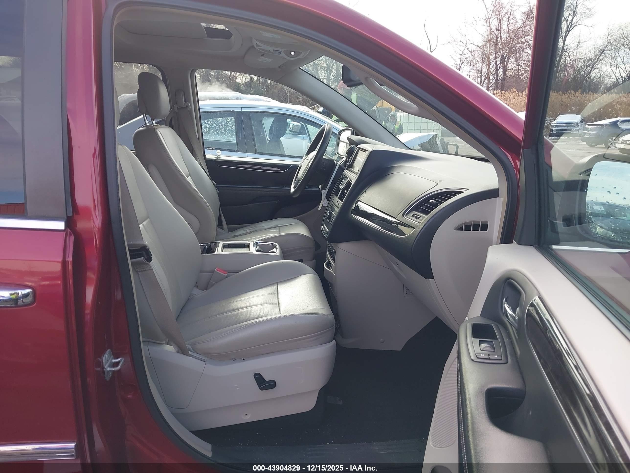 CHRYSLER TOWN image 5