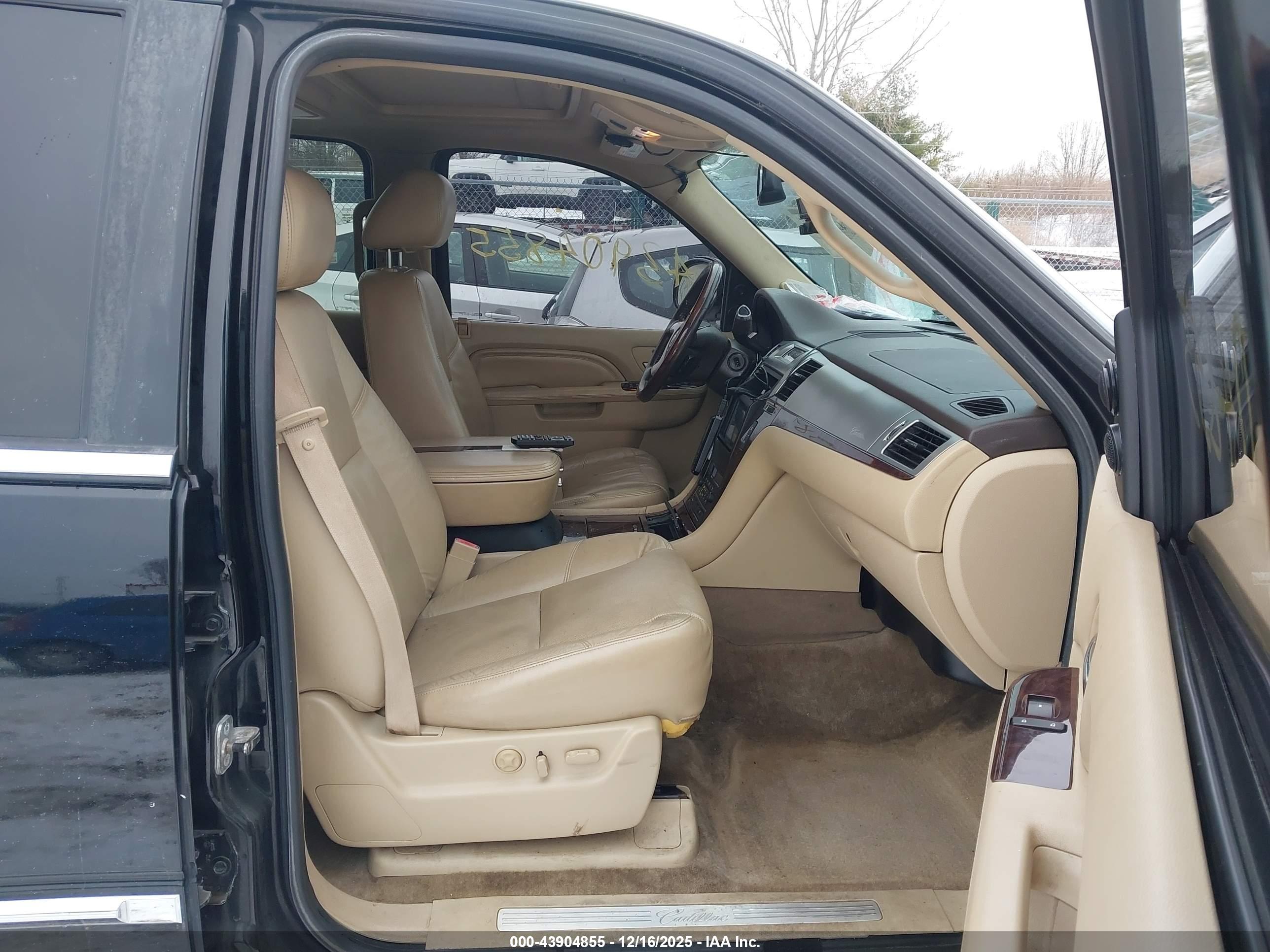 CADILLAC ESCALADE image 5