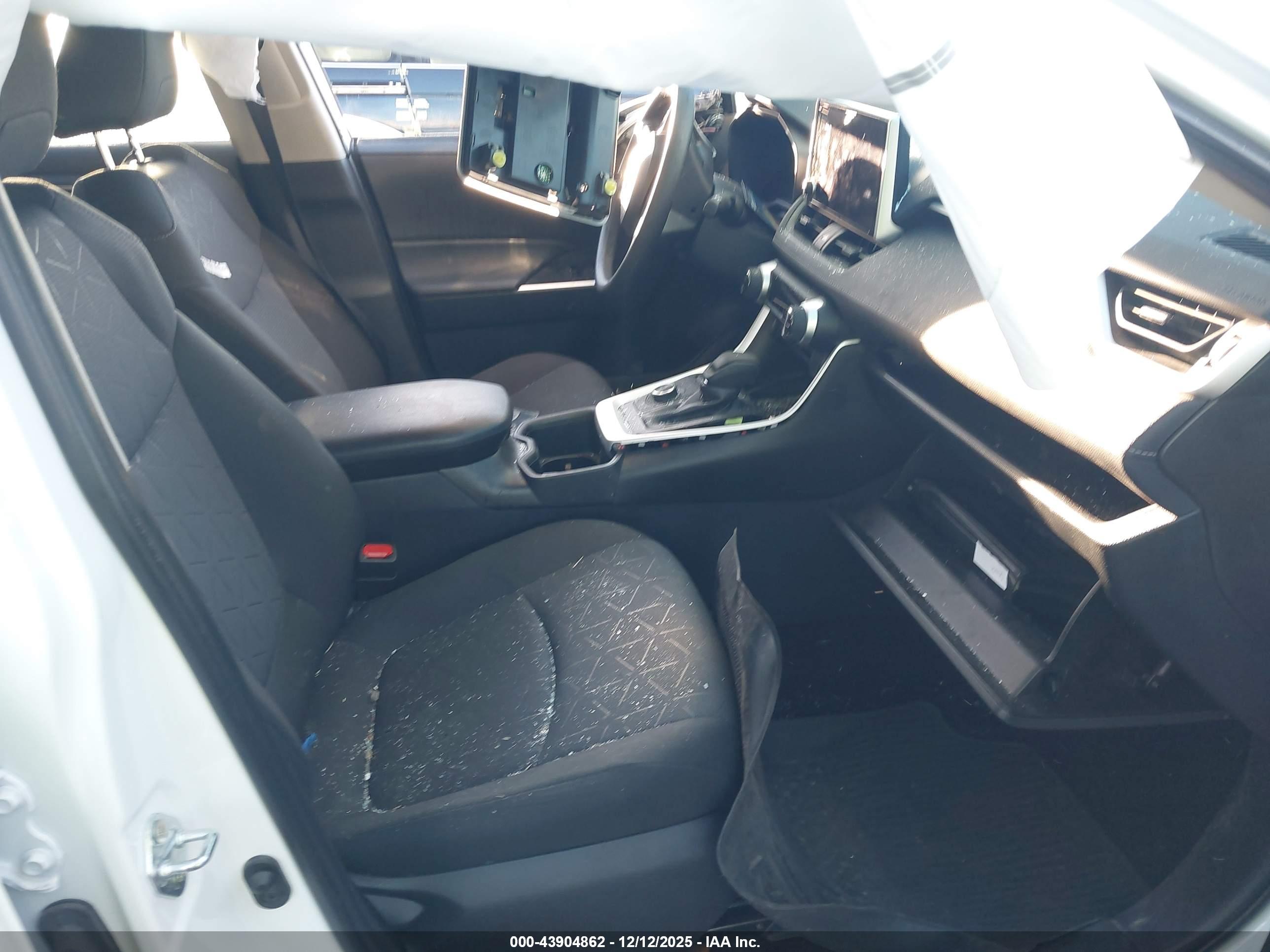 TOYOTA RAV4 image 5