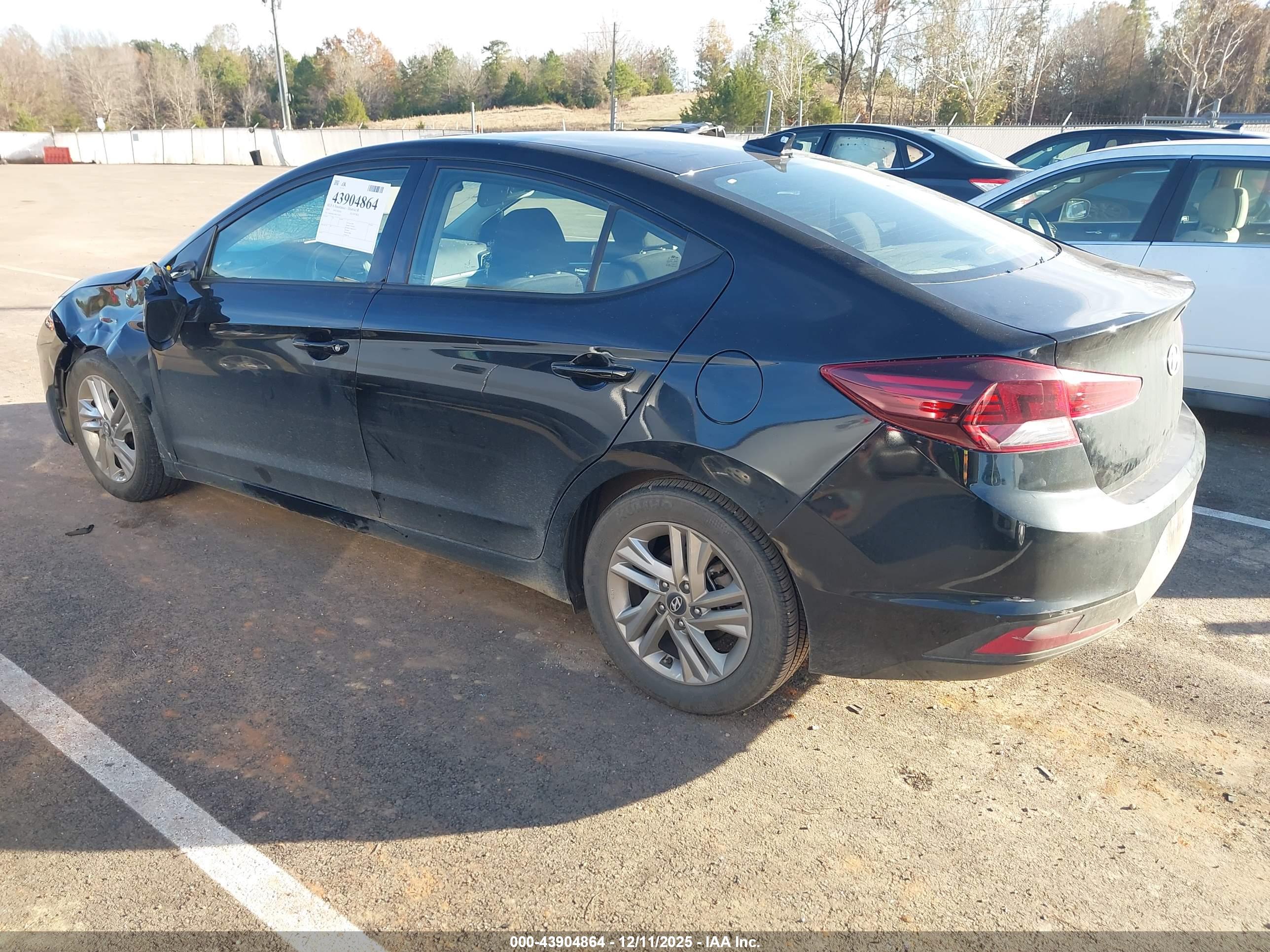 HYUNDAI ELANTRA image 3