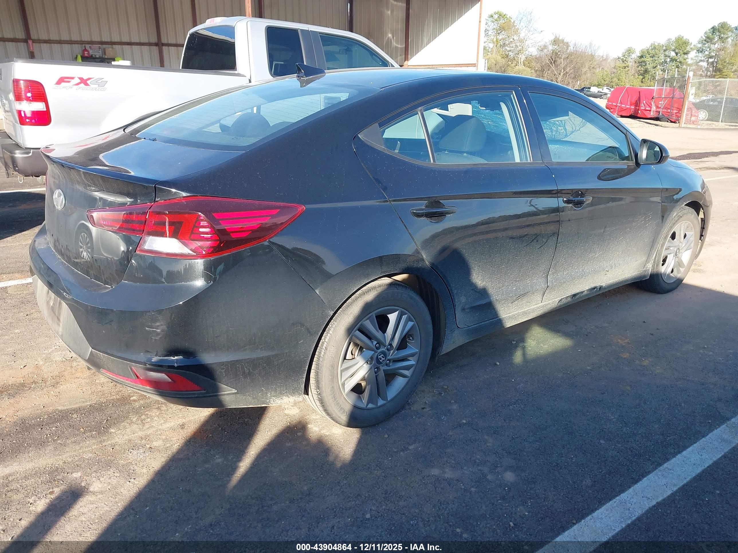 HYUNDAI ELANTRA image 4