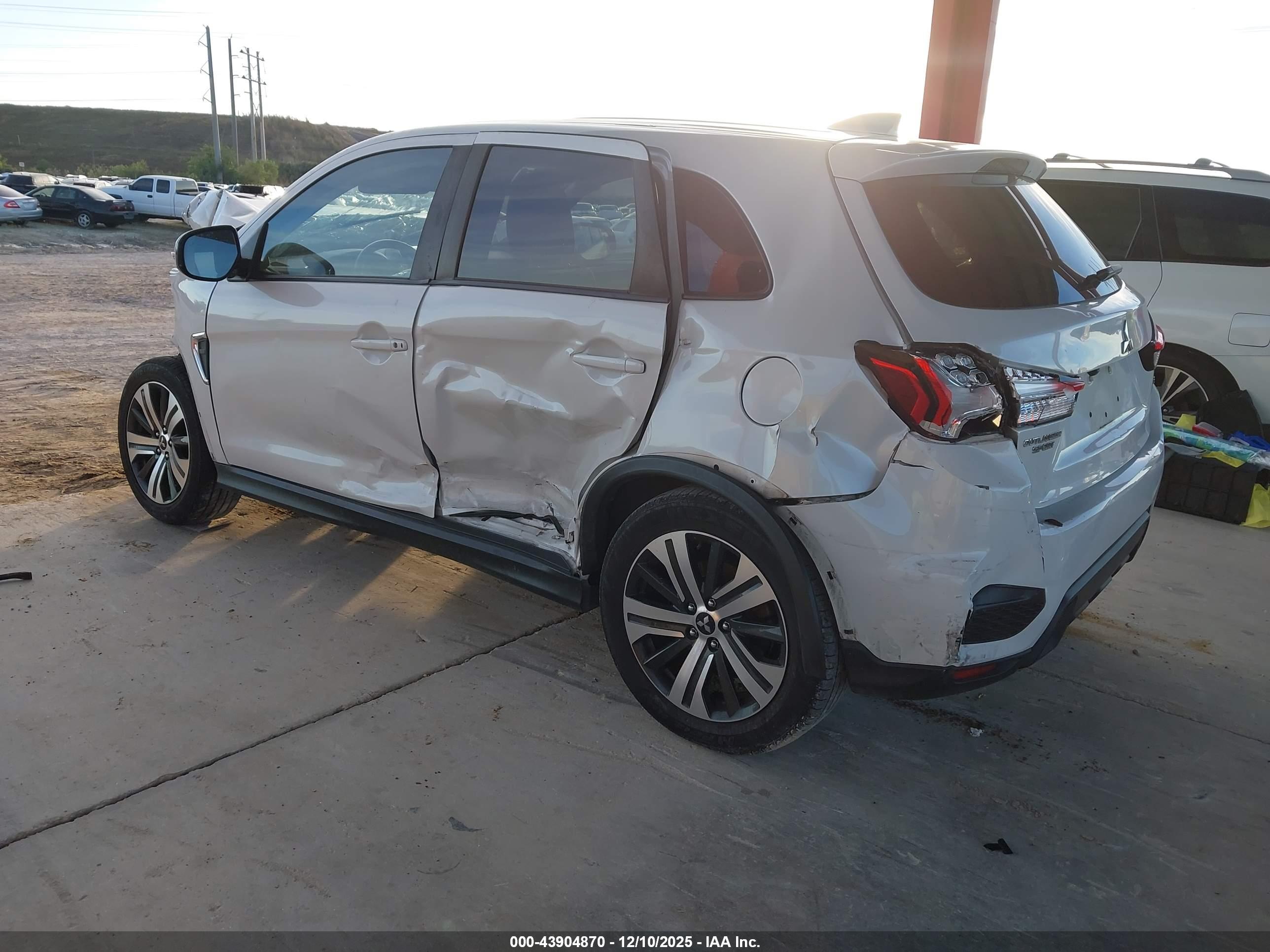 MITSUBISHI OUTLANDER image 3