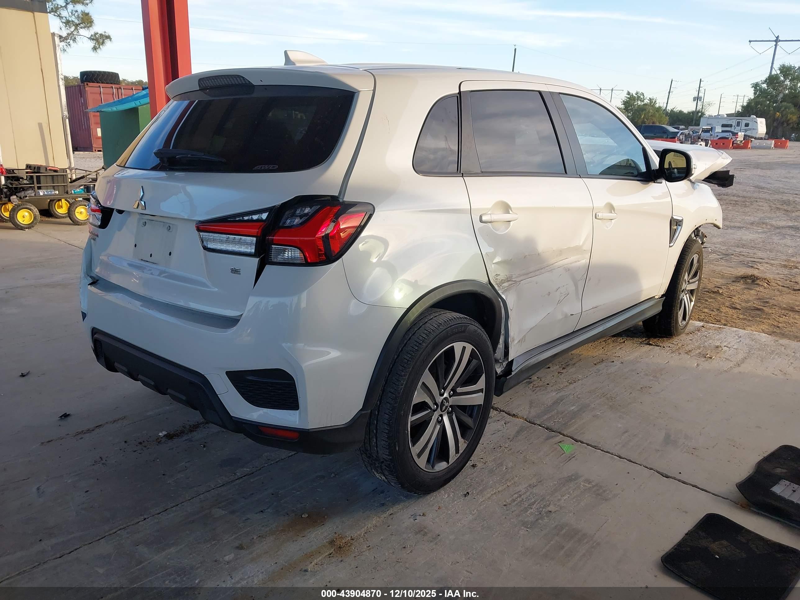 MITSUBISHI OUTLANDER image 4