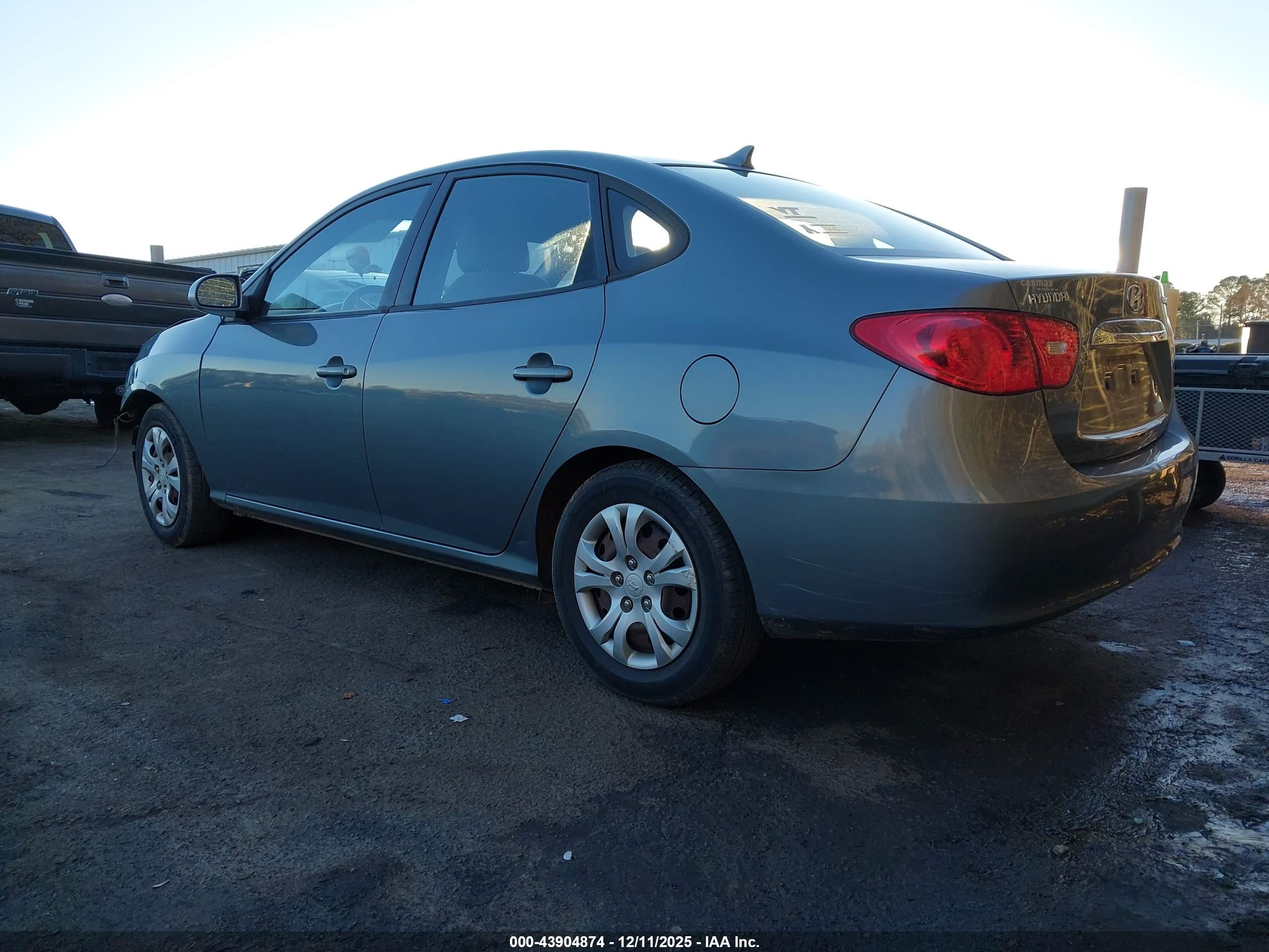 HYUNDAI ELANTRA image 3