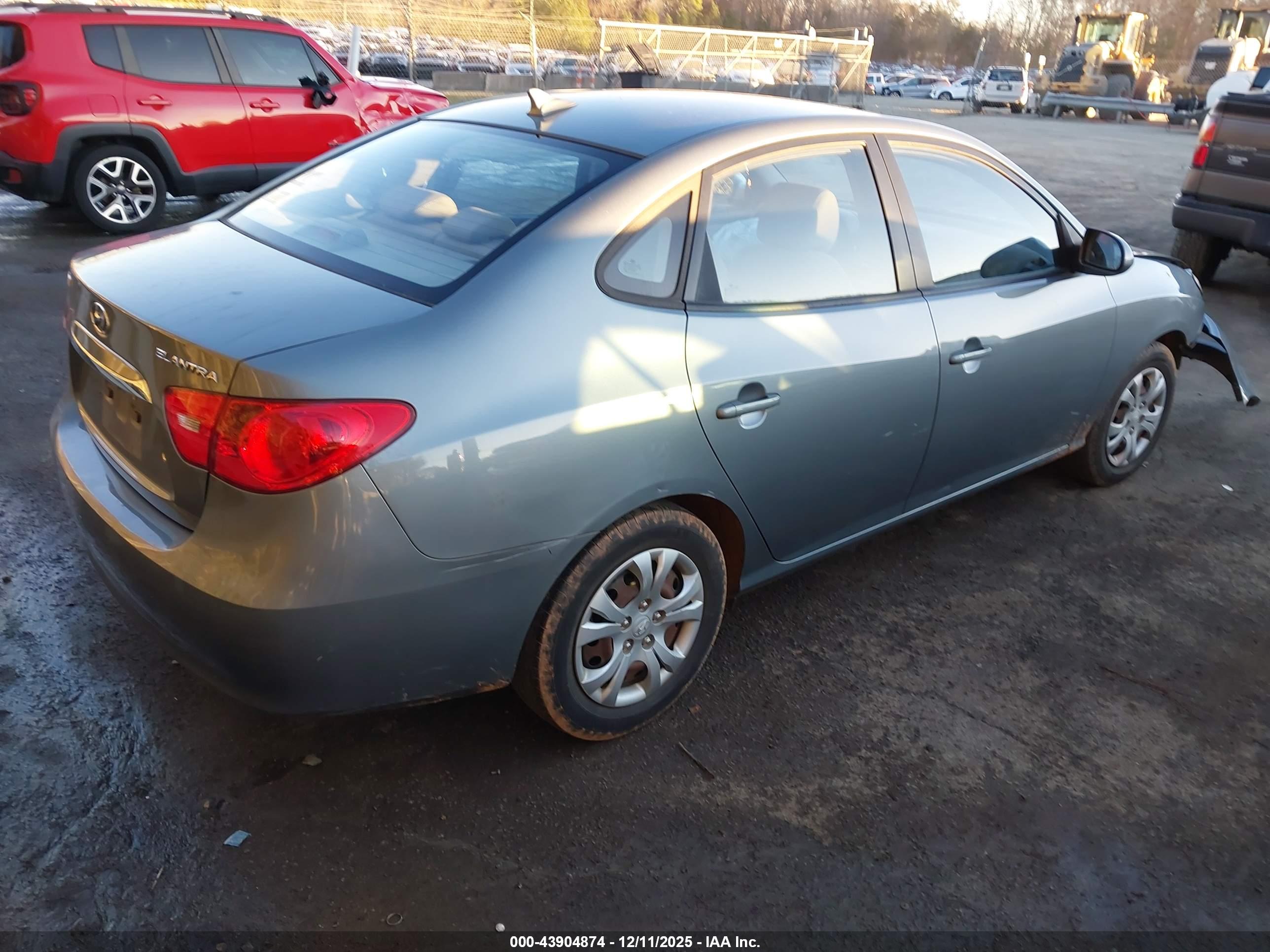 HYUNDAI ELANTRA image 4