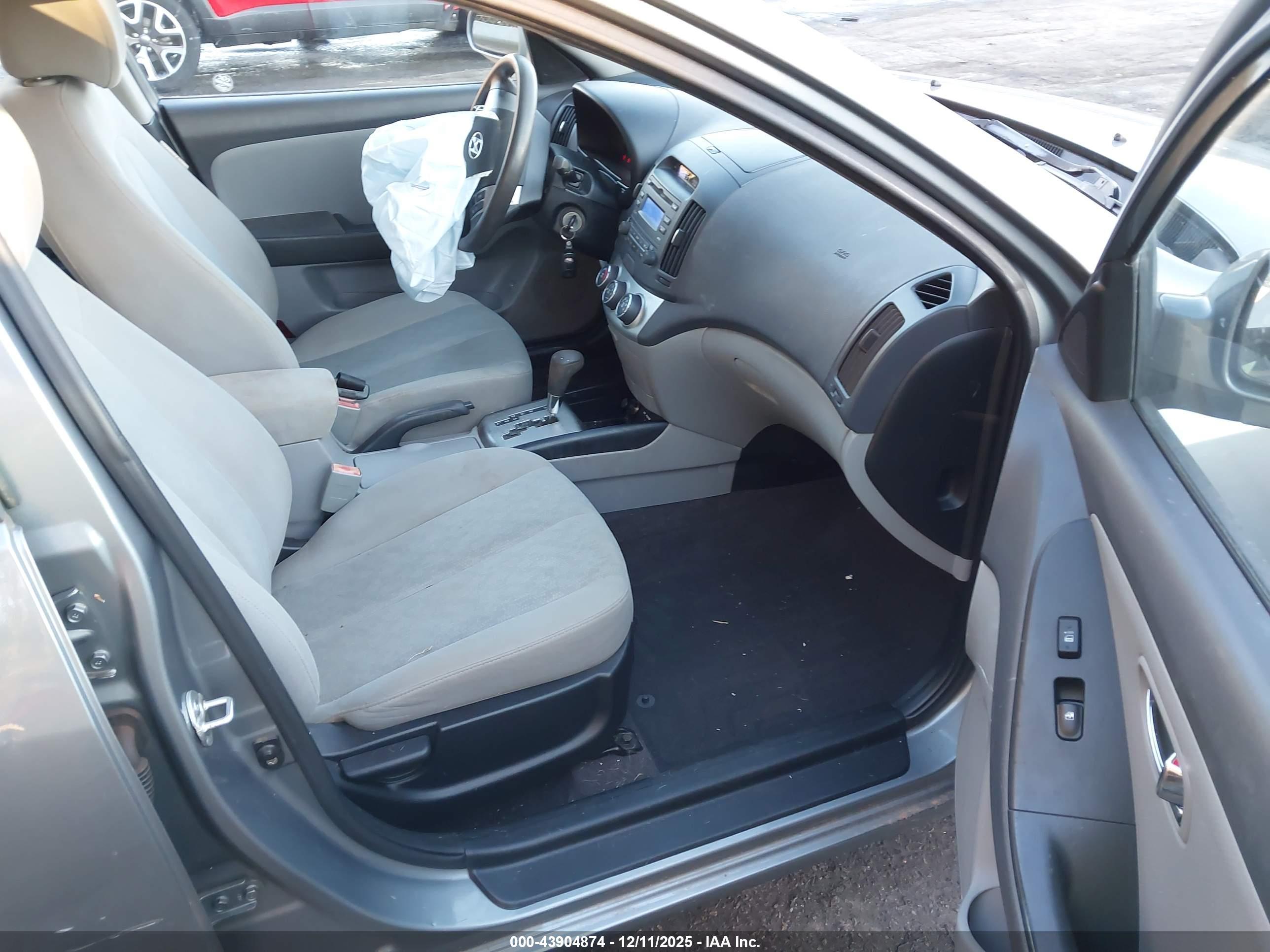 HYUNDAI ELANTRA image 5