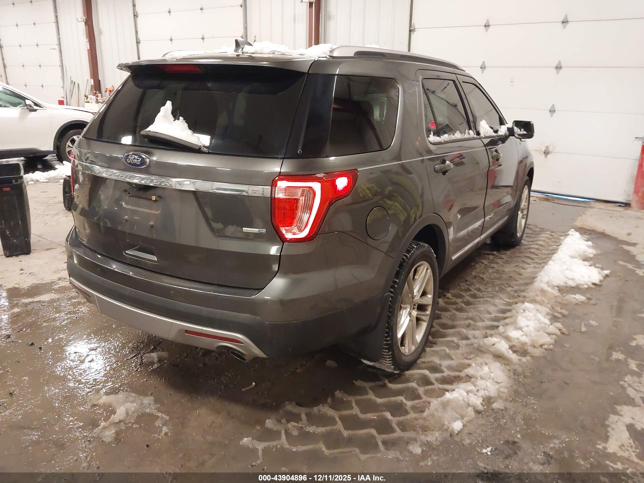 FORD EXPLORER image 4