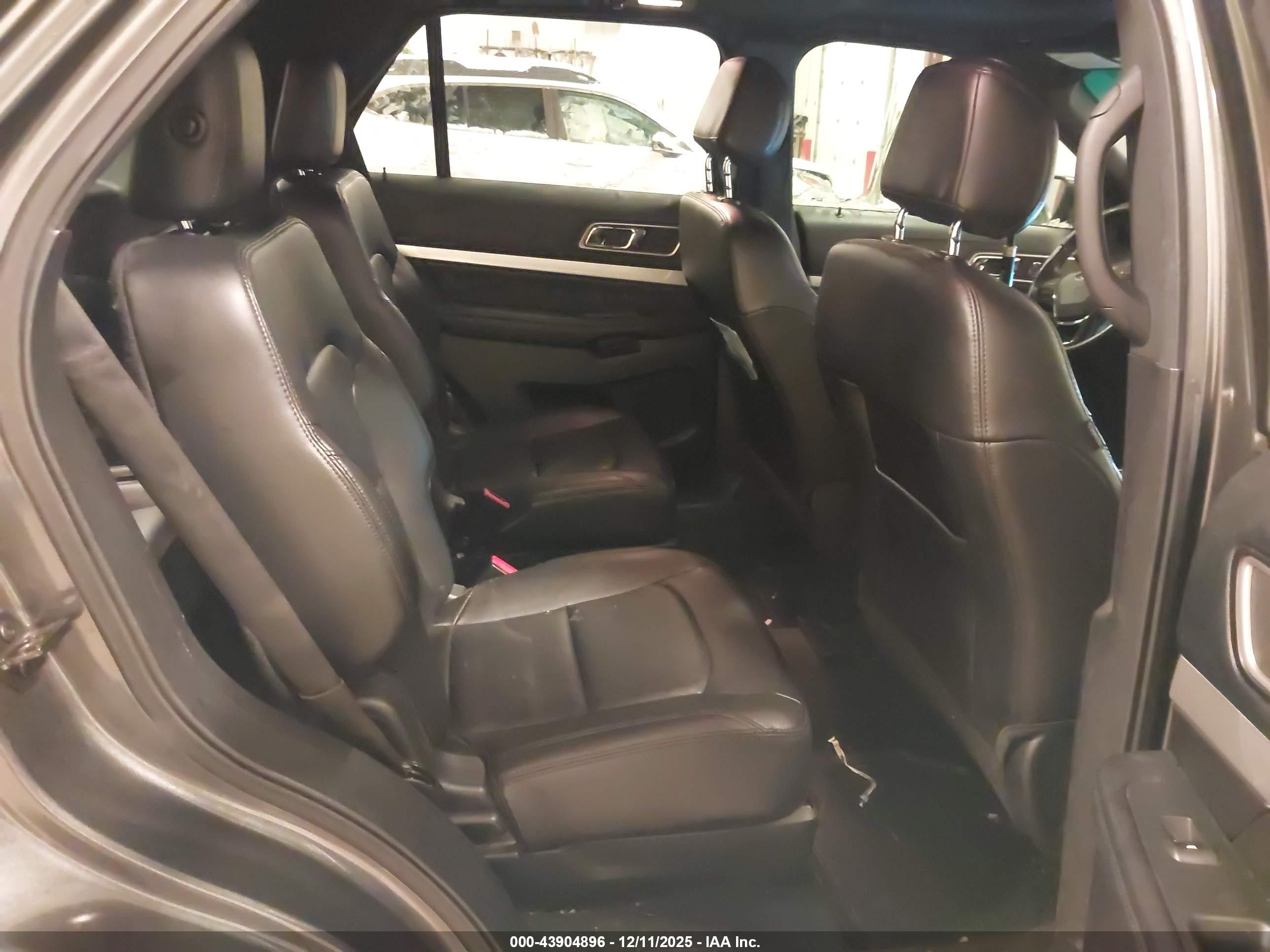 FORD EXPLORER image 8