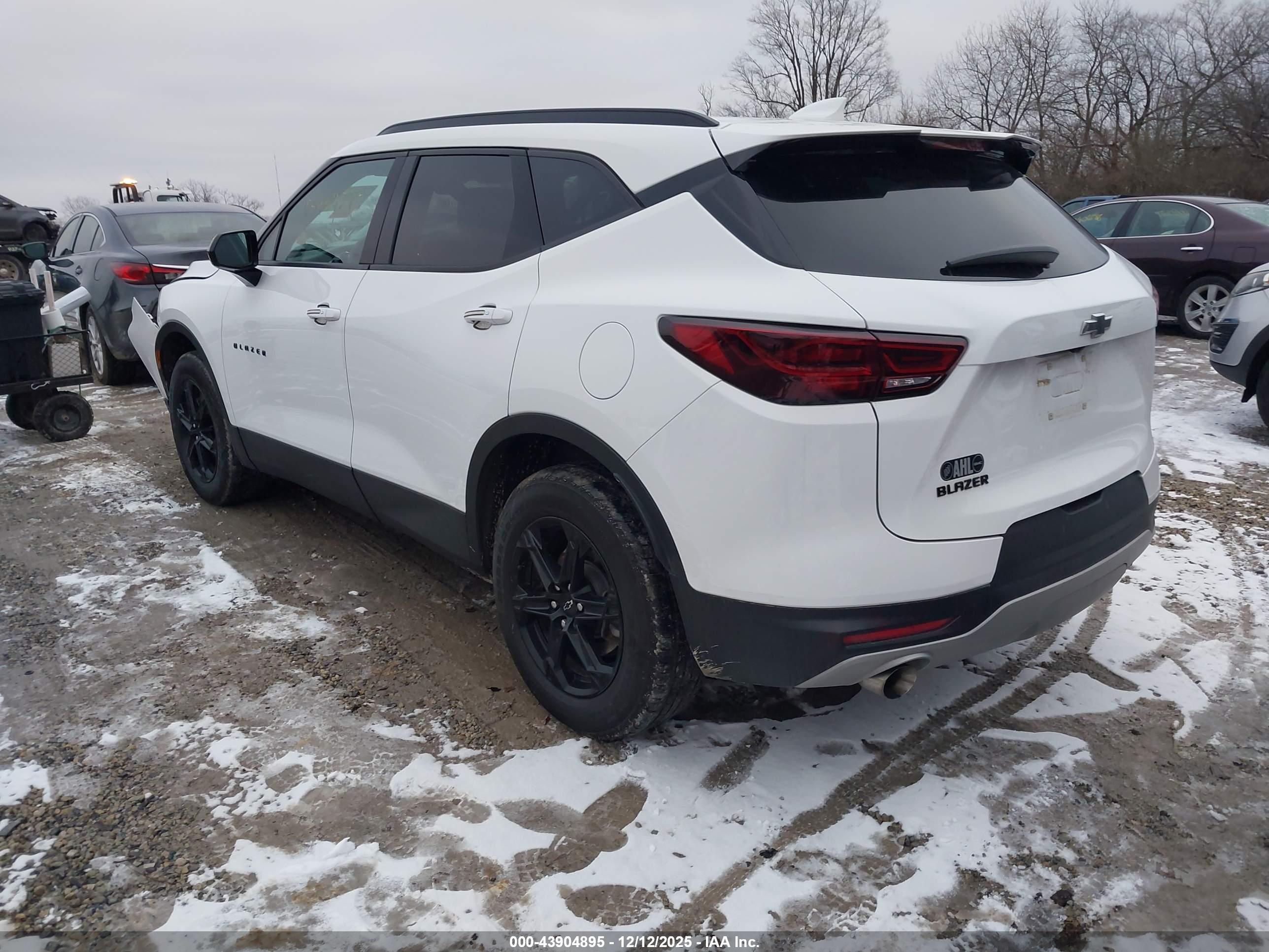 CHEVROLET BLAZER image 3