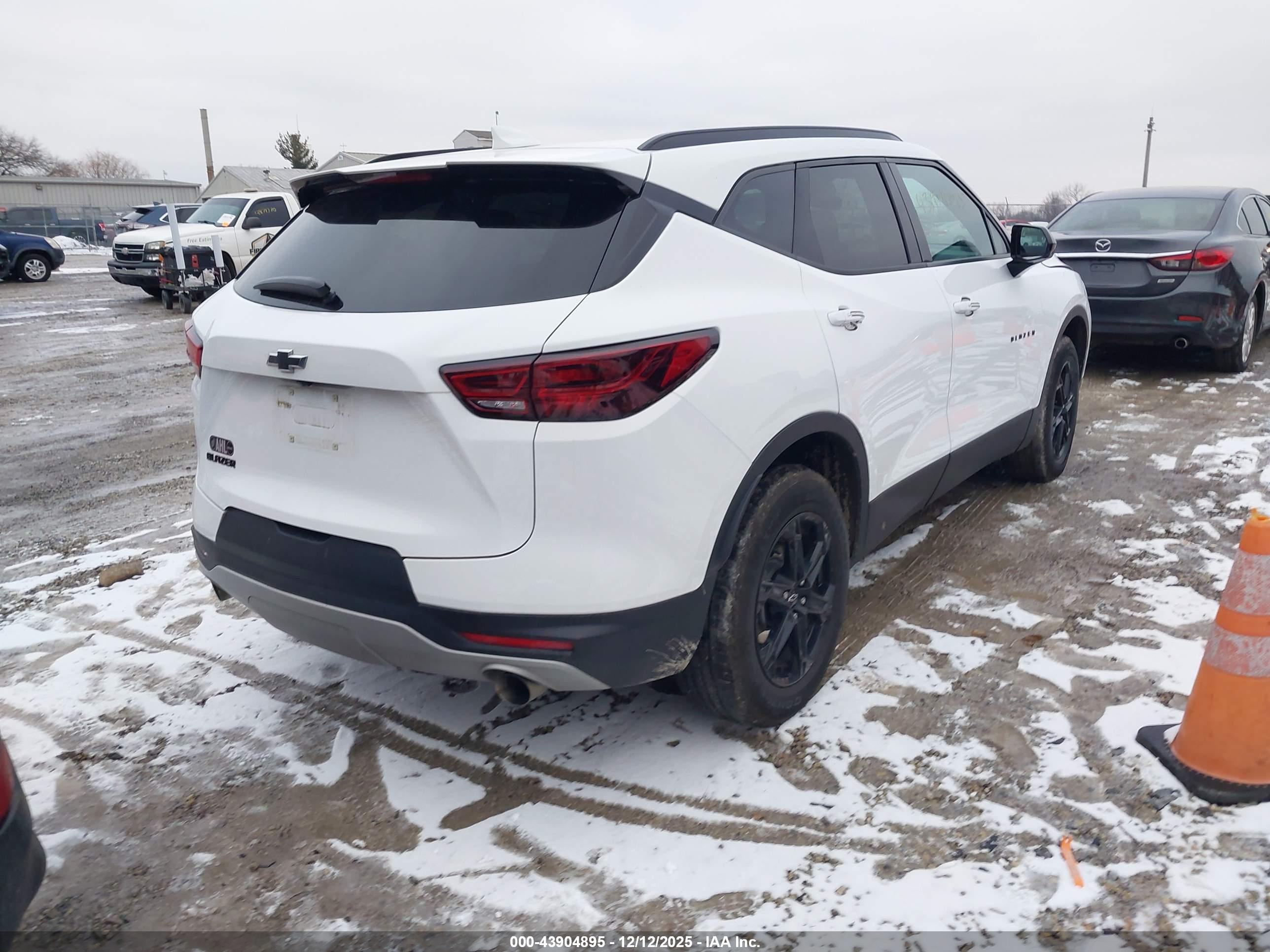 CHEVROLET BLAZER image 4