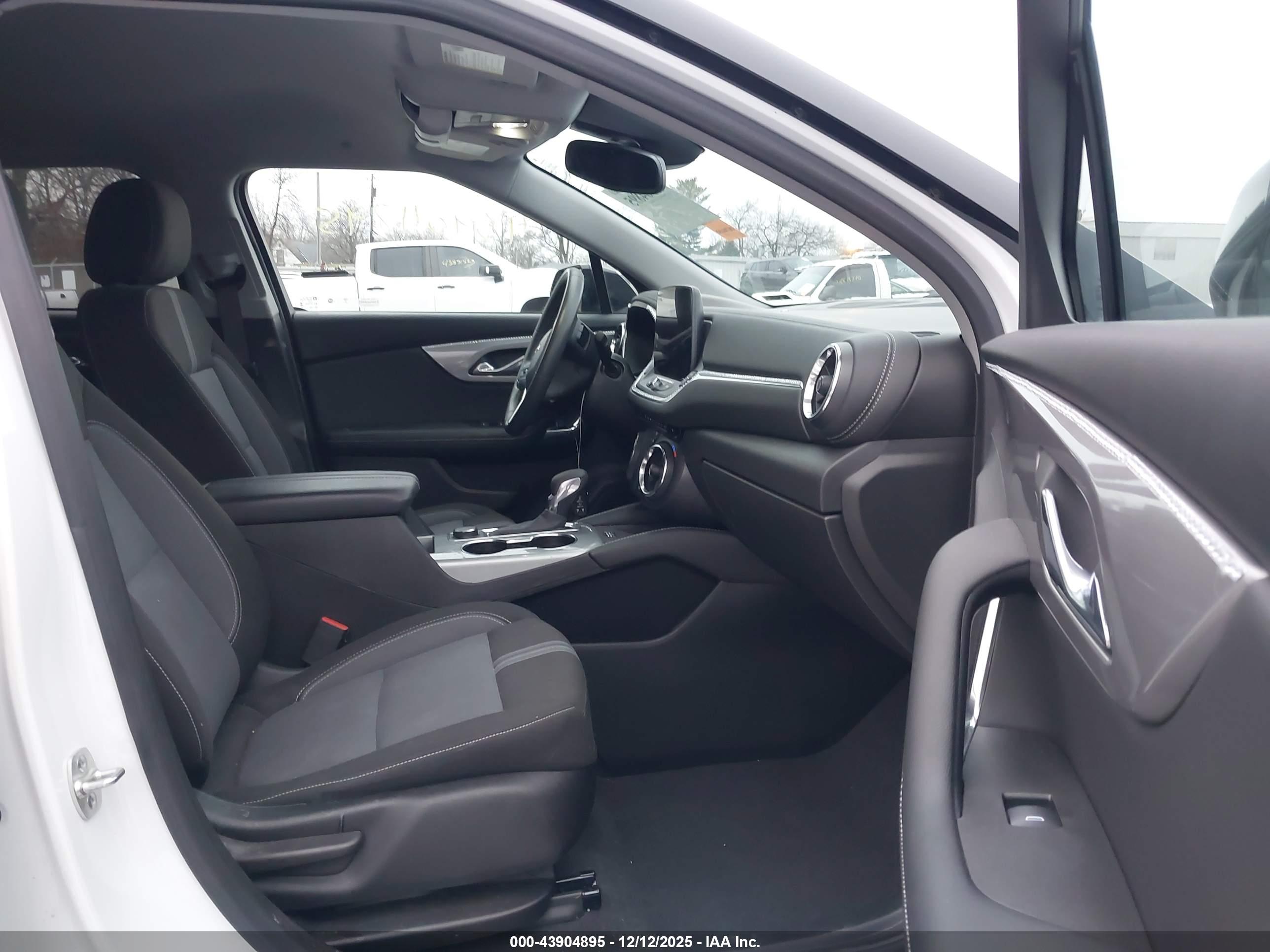 CHEVROLET BLAZER image 5