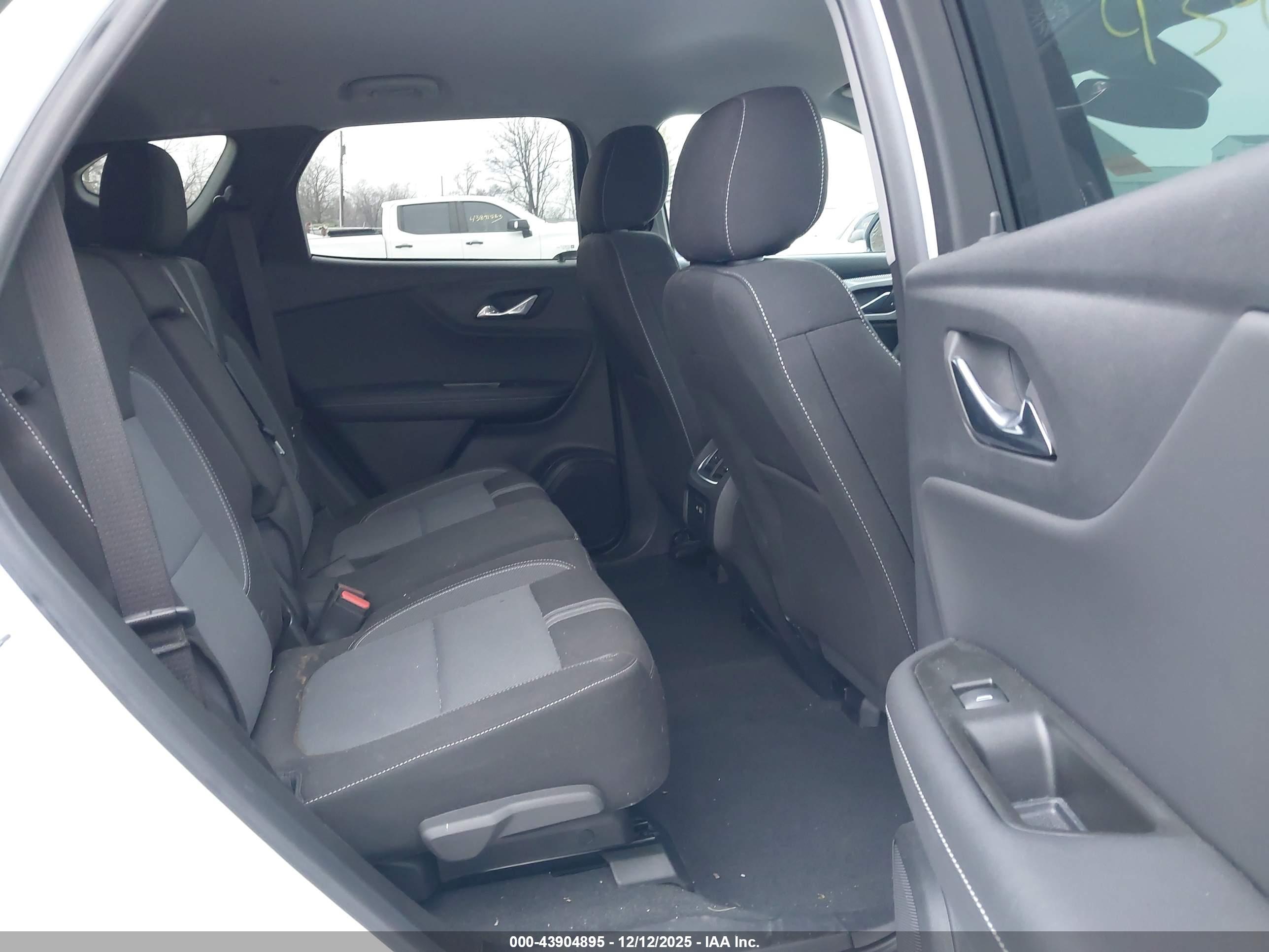 CHEVROLET BLAZER image 8