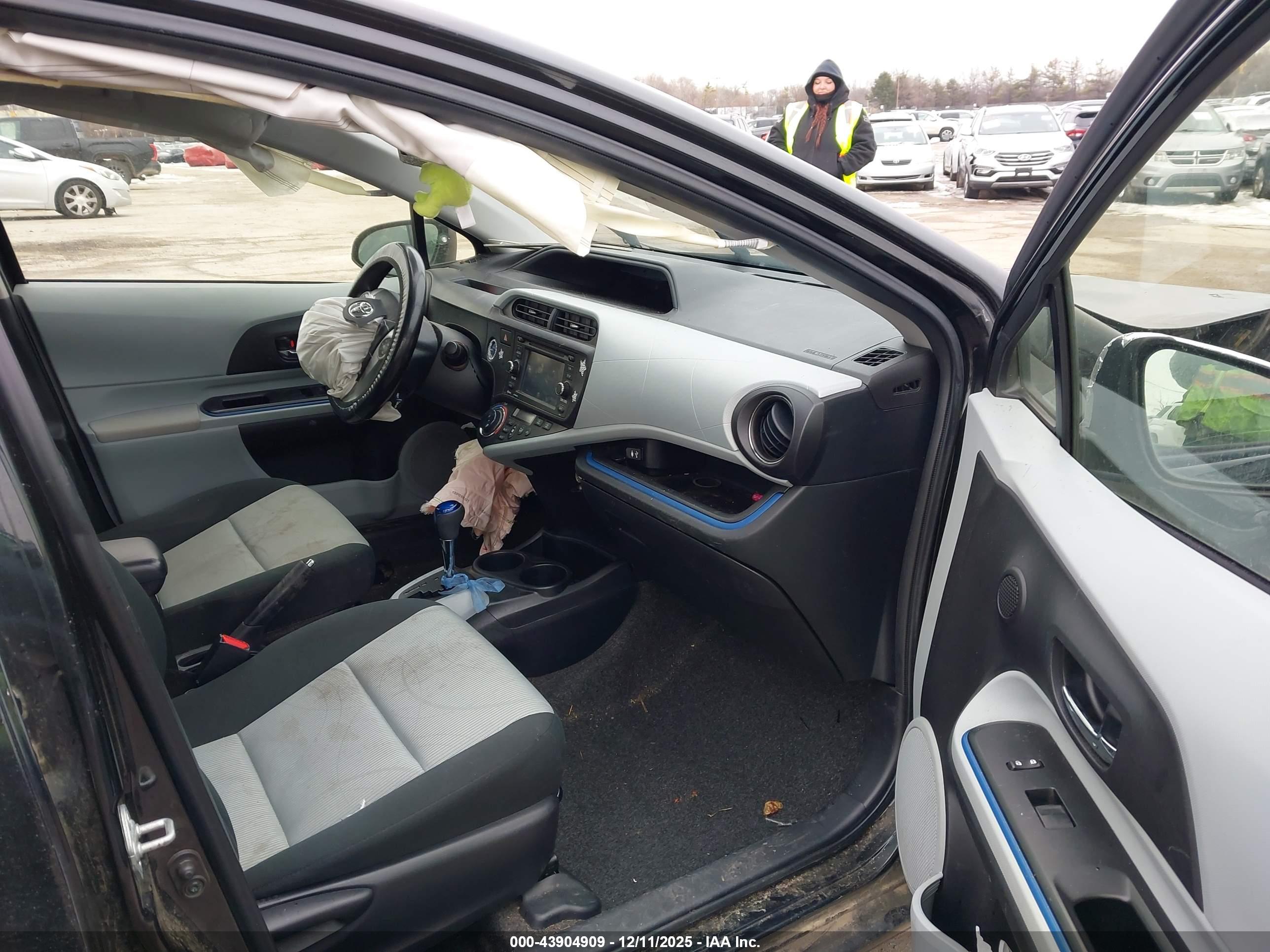 TOYOTA PRIUS image 5