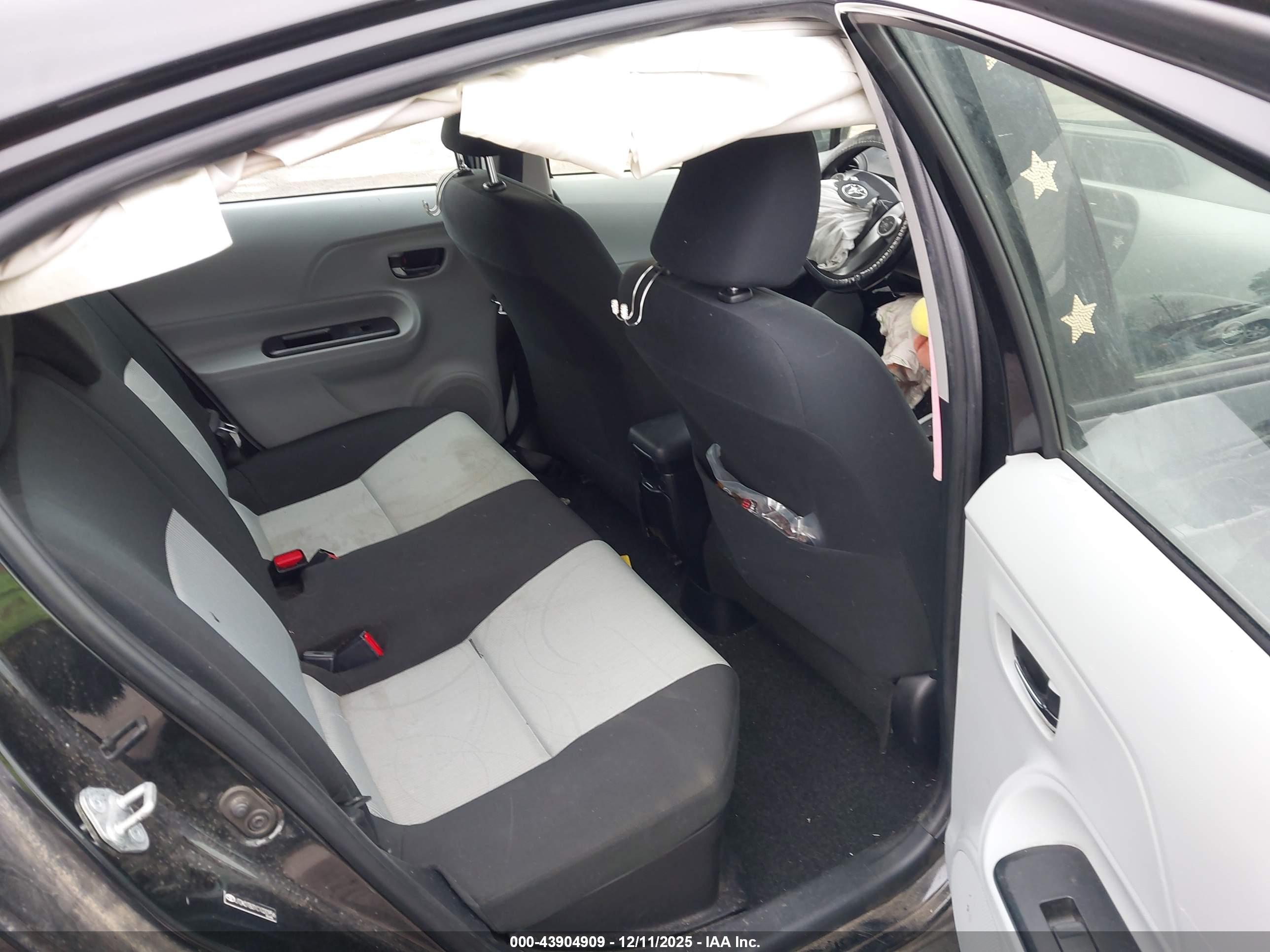 TOYOTA PRIUS image 8