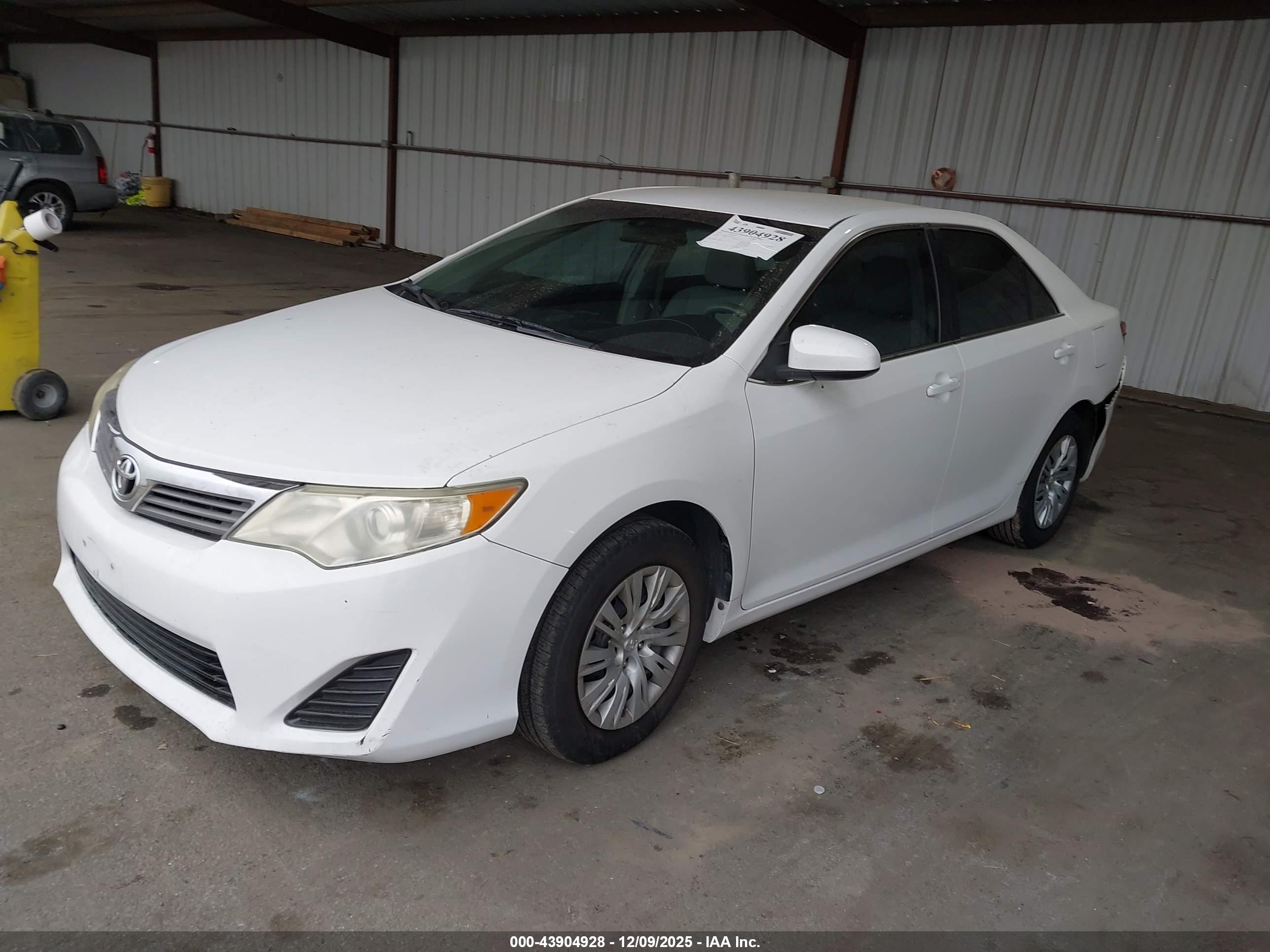 TOYOTA CAMRY image 2