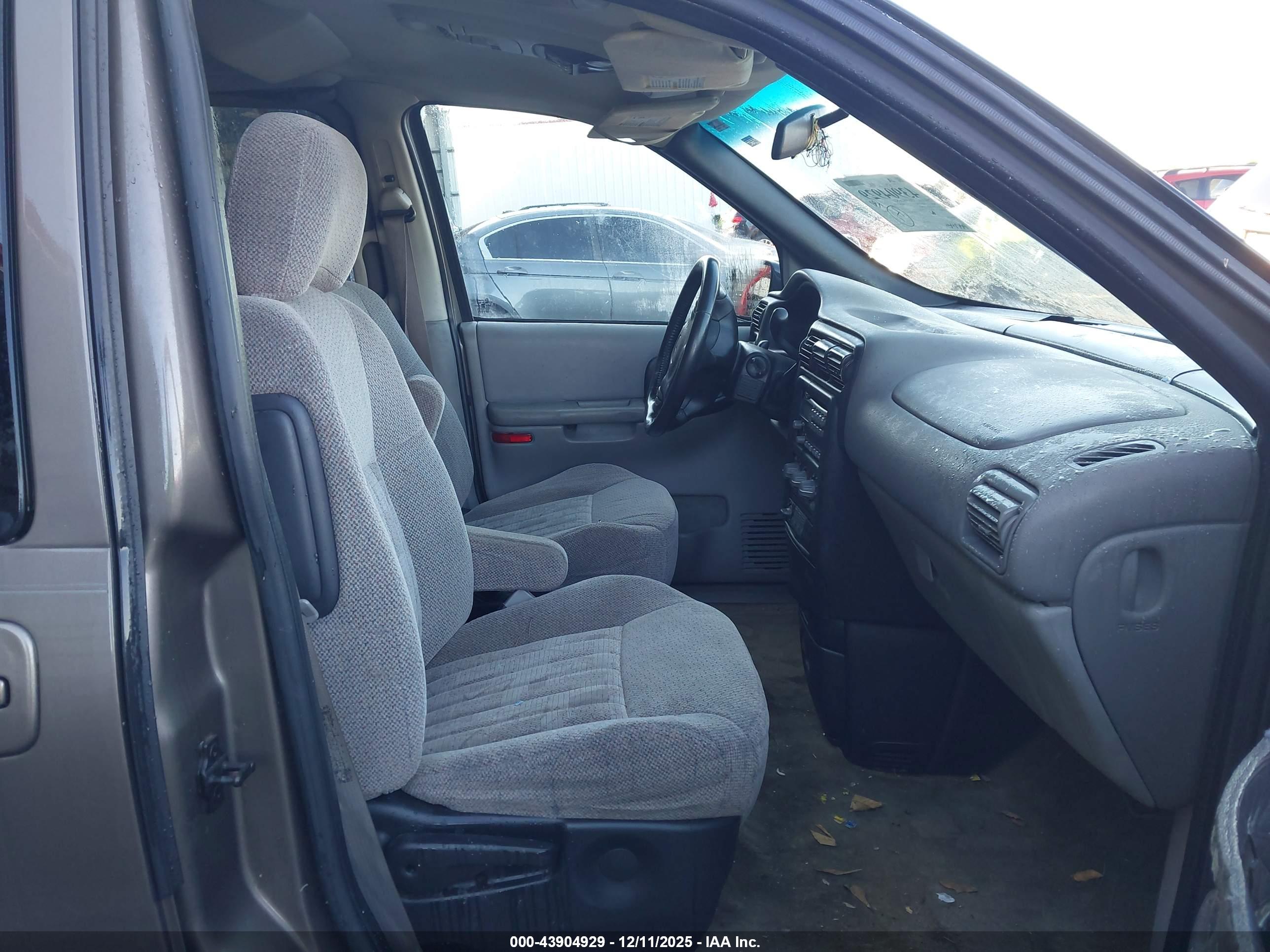 PONTIAC MONTANA image 5