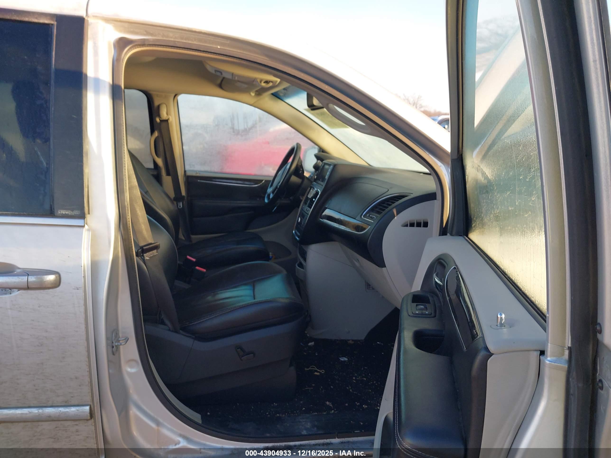 CHRYSLER TOWN image 5