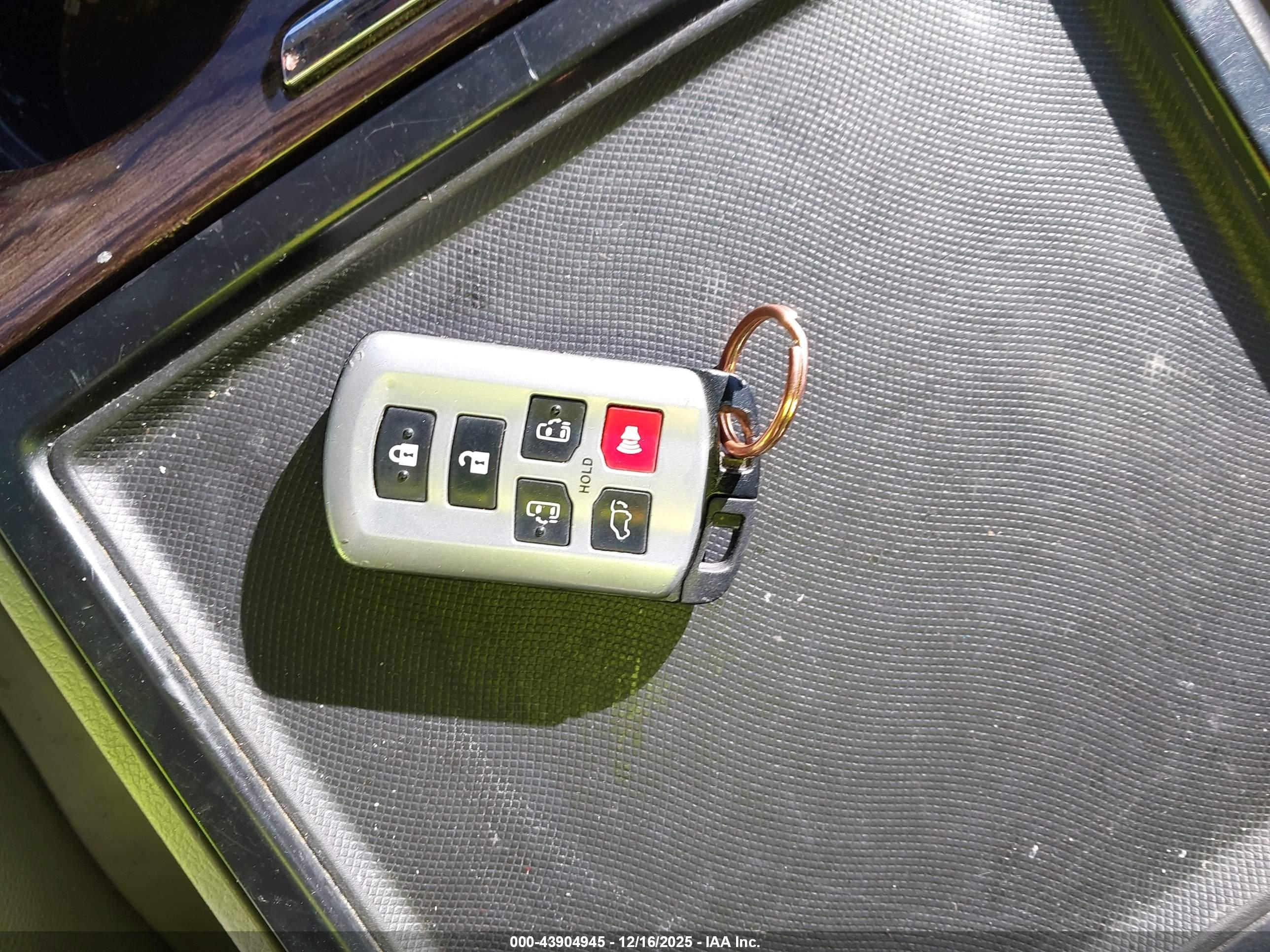 TOYOTA SIENNA image 11