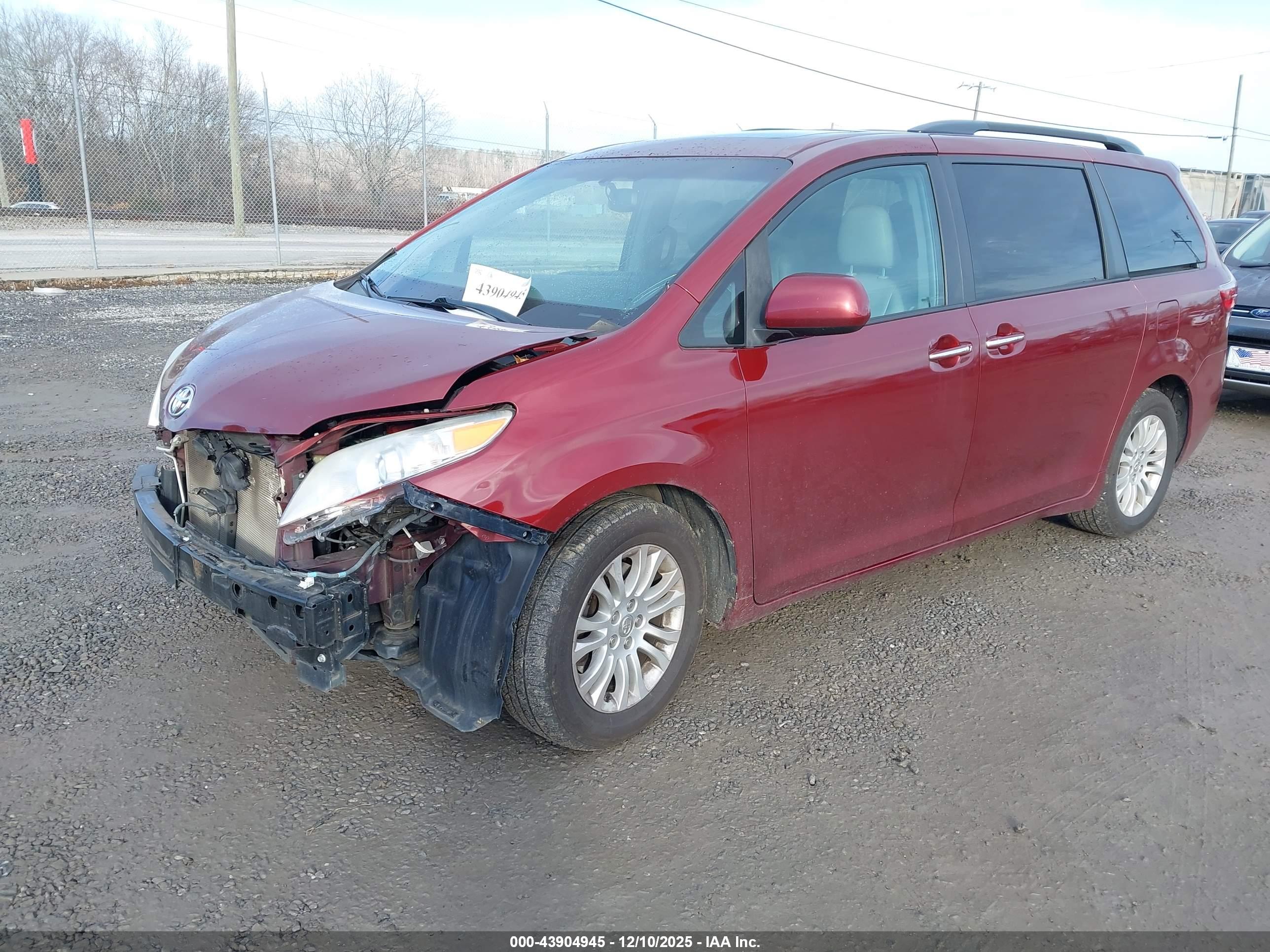 TOYOTA SIENNA image 2