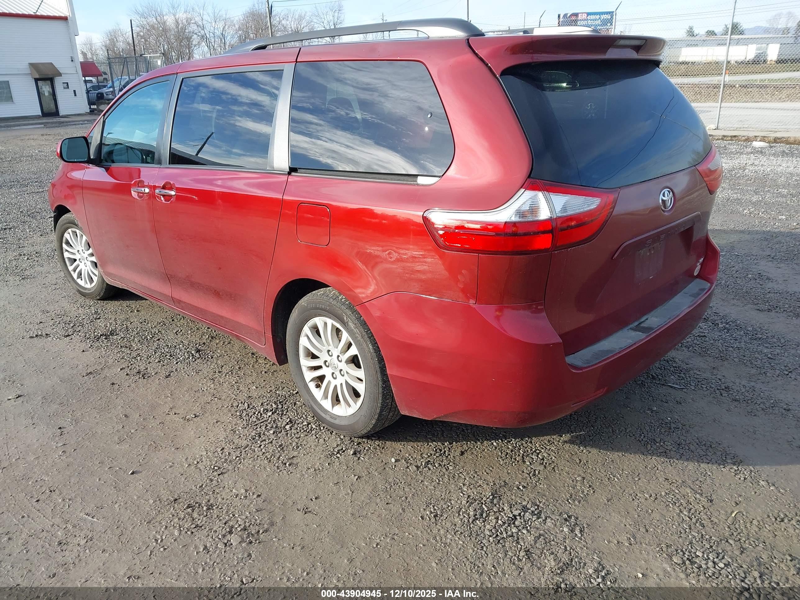 TOYOTA SIENNA image 3