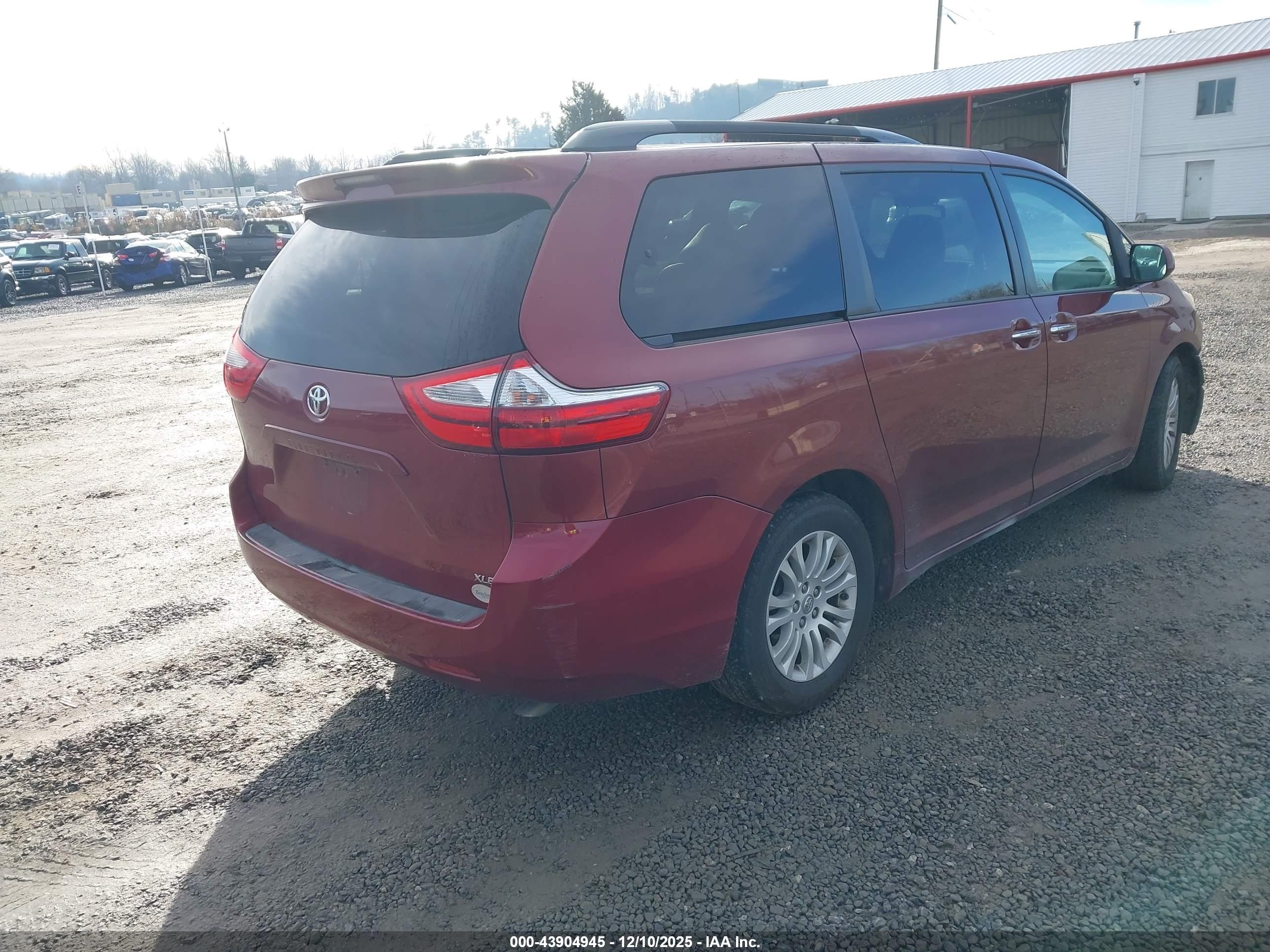 TOYOTA SIENNA image 4