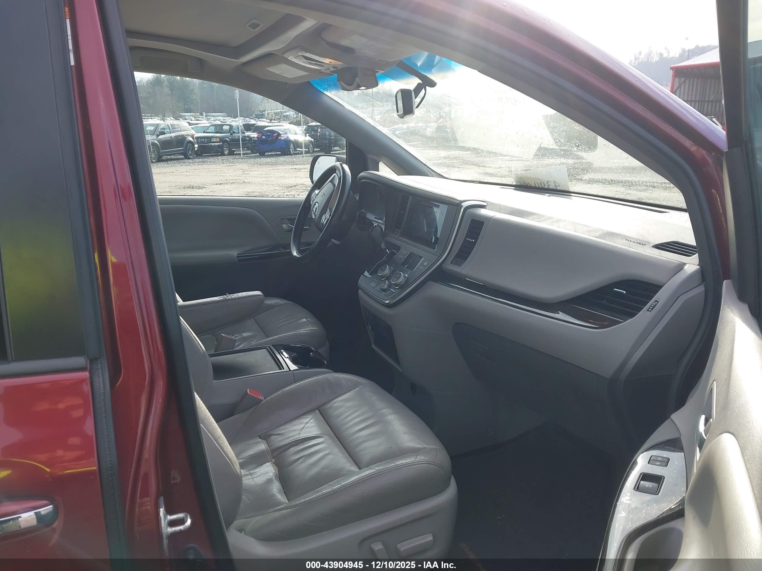 TOYOTA SIENNA image 5