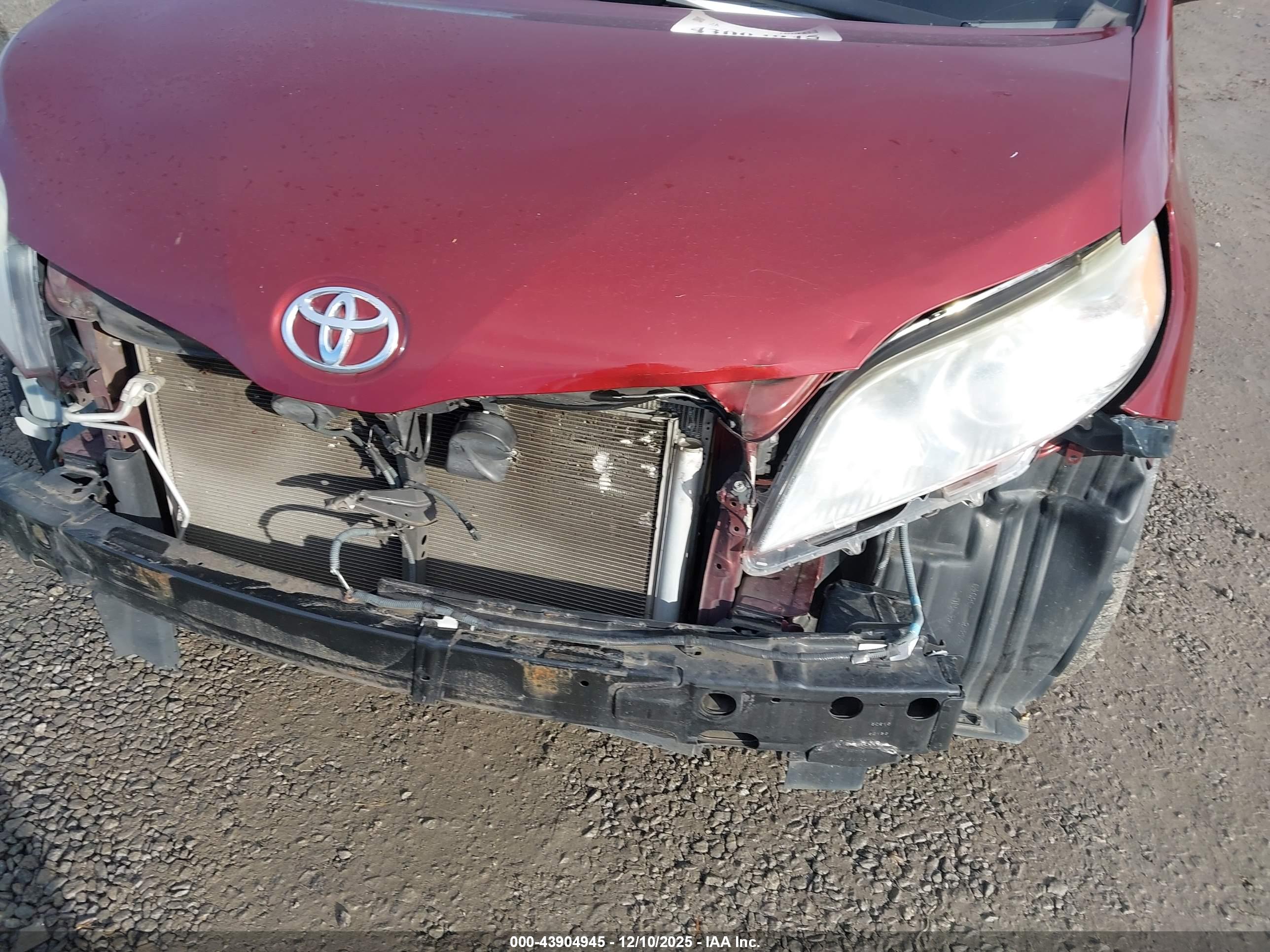 TOYOTA SIENNA image 6