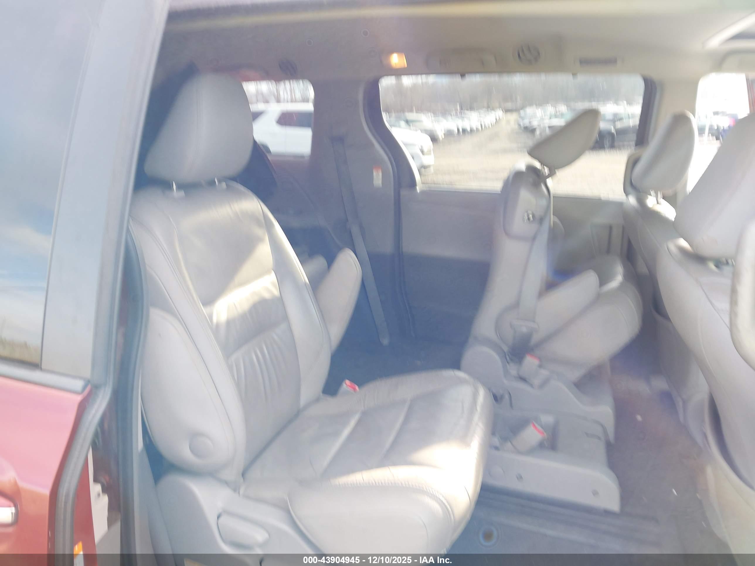 TOYOTA SIENNA image 8