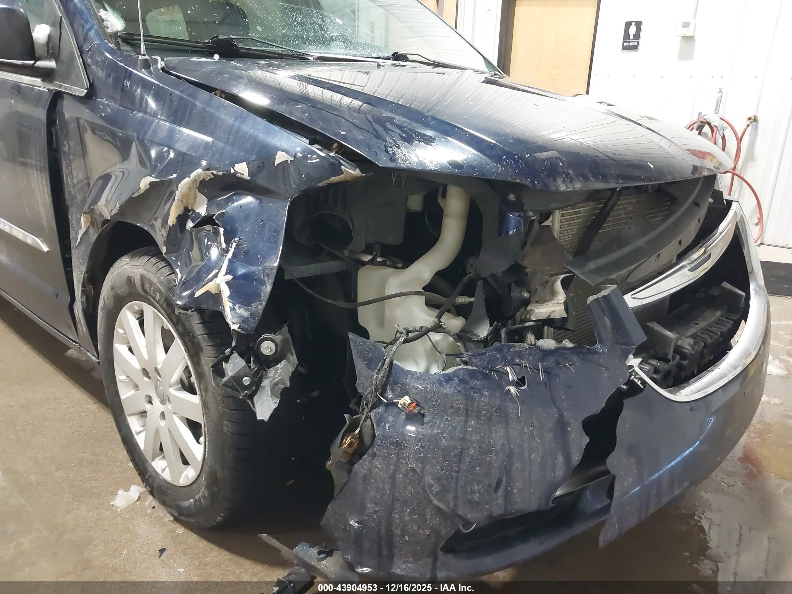 CHRYSLER TOWN image 6
