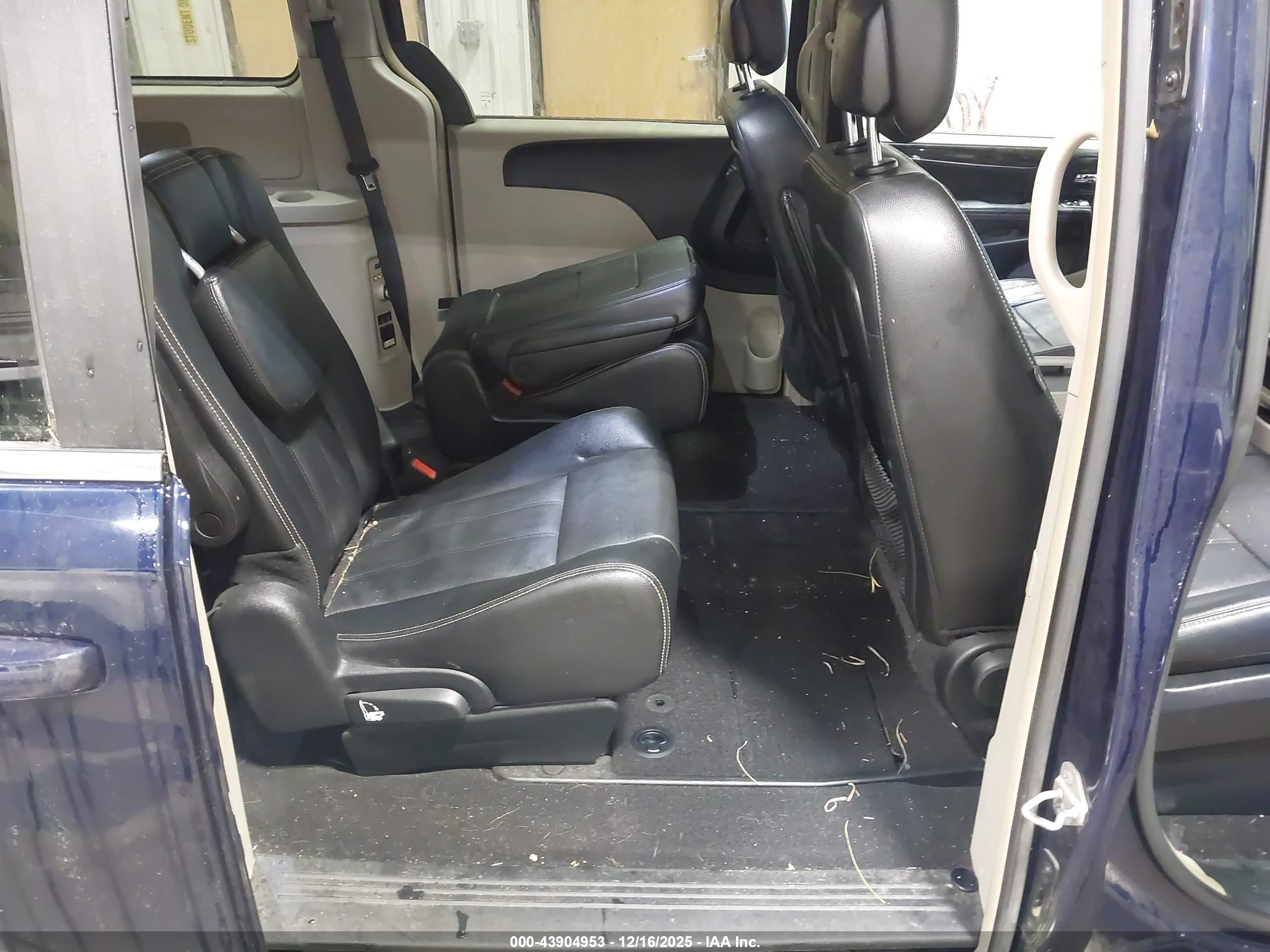 CHRYSLER TOWN image 8