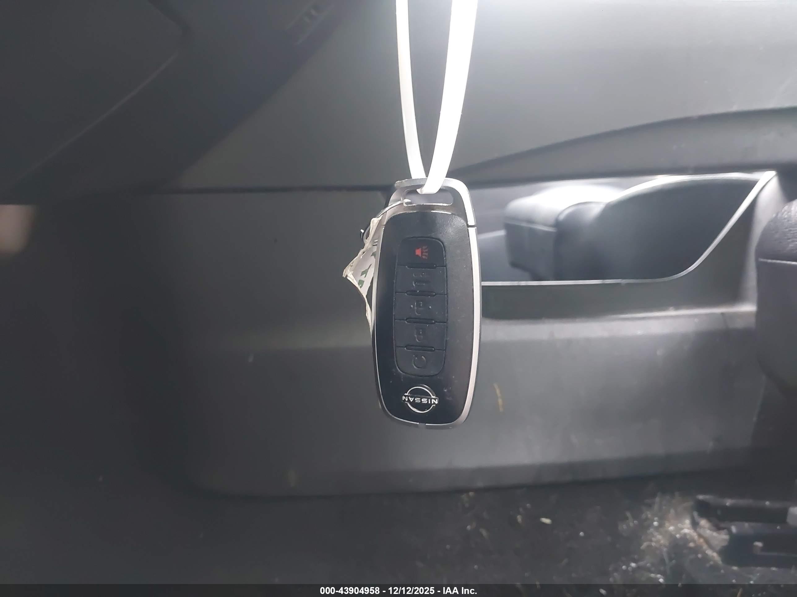 NISSAN ROGUE image 11