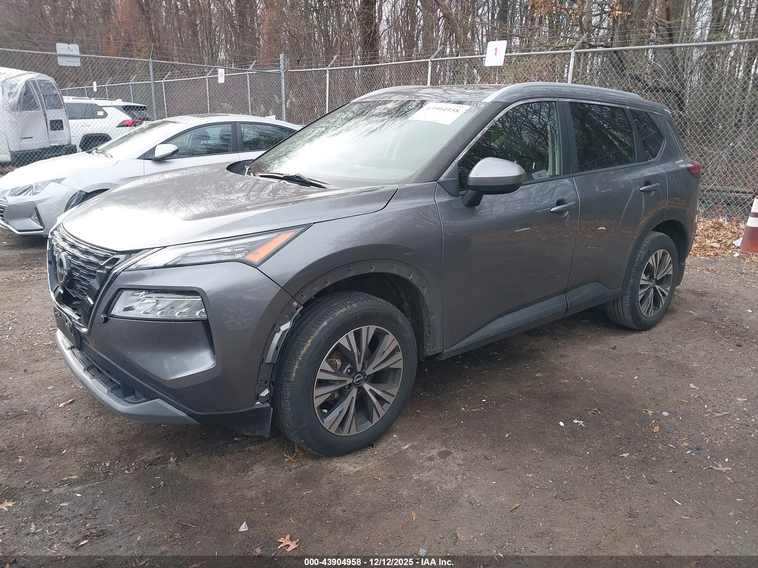 NISSAN ROGUE image 2