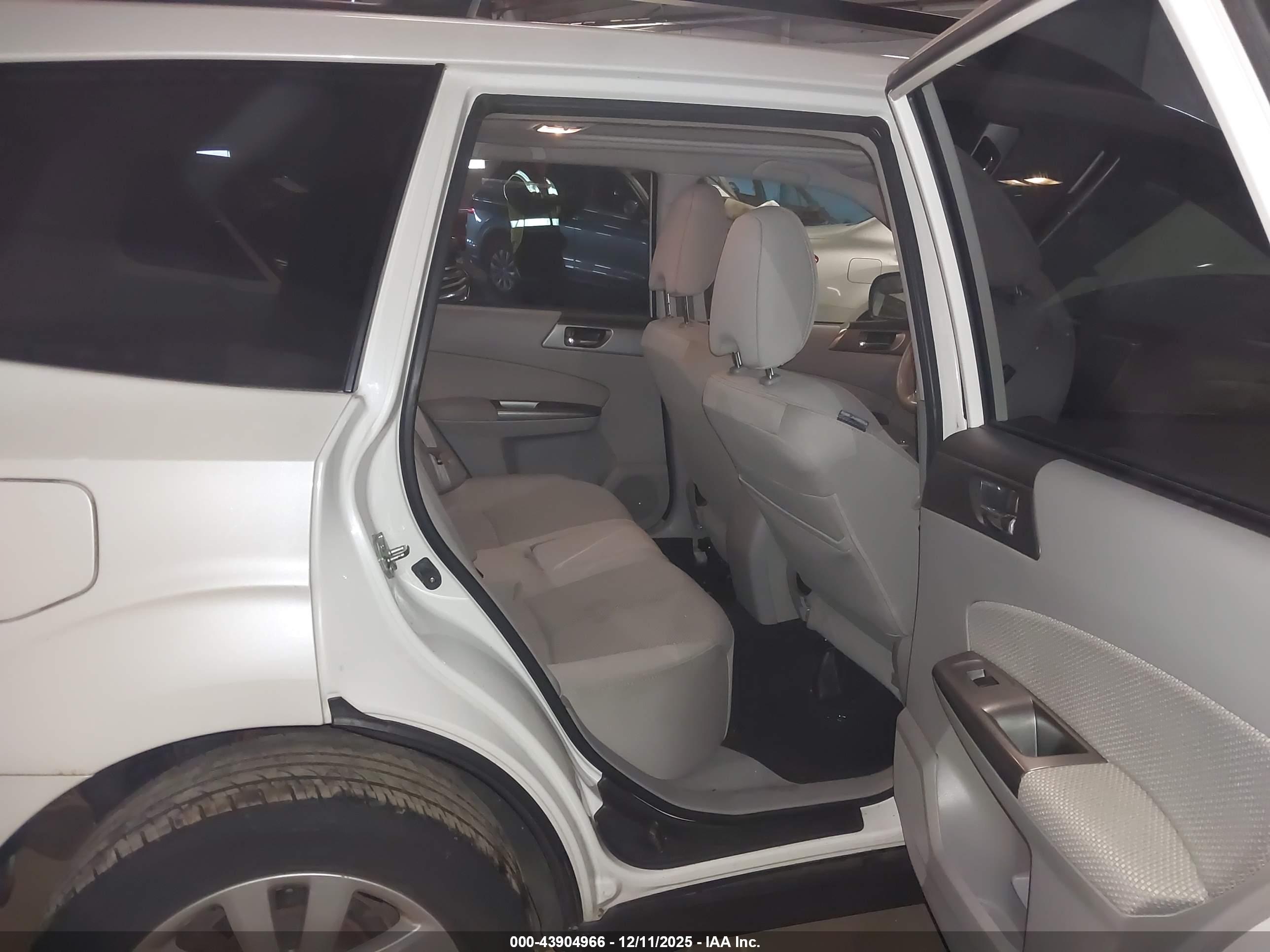 SUBARU FORESTER image 8