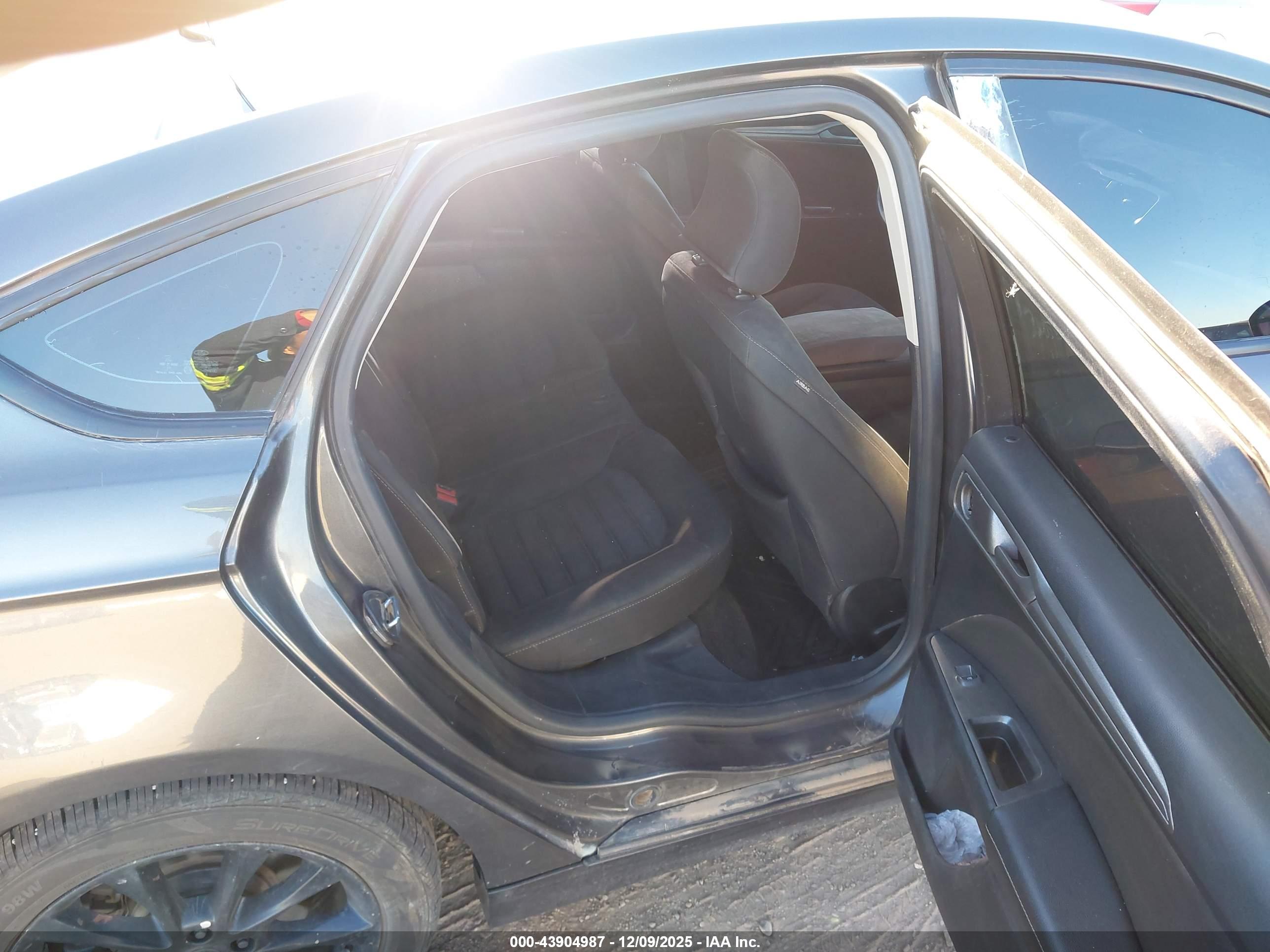 FORD FUSION image 8