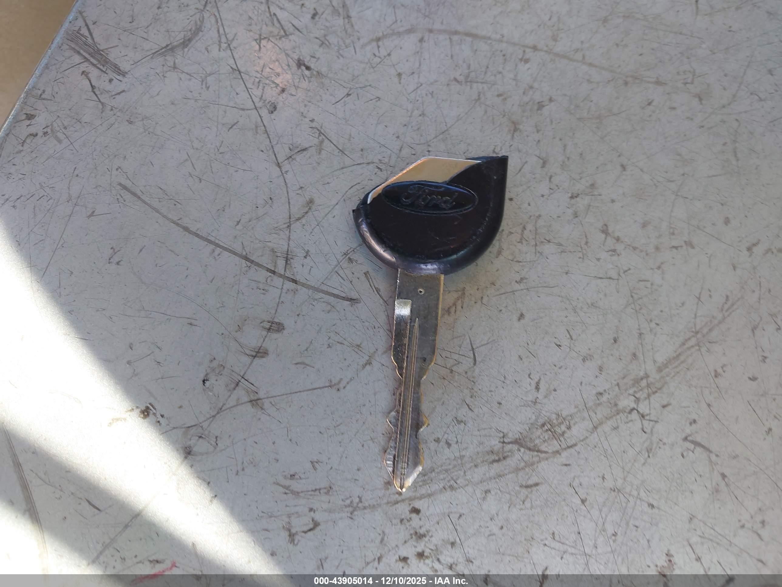 FORD CROWN image 11