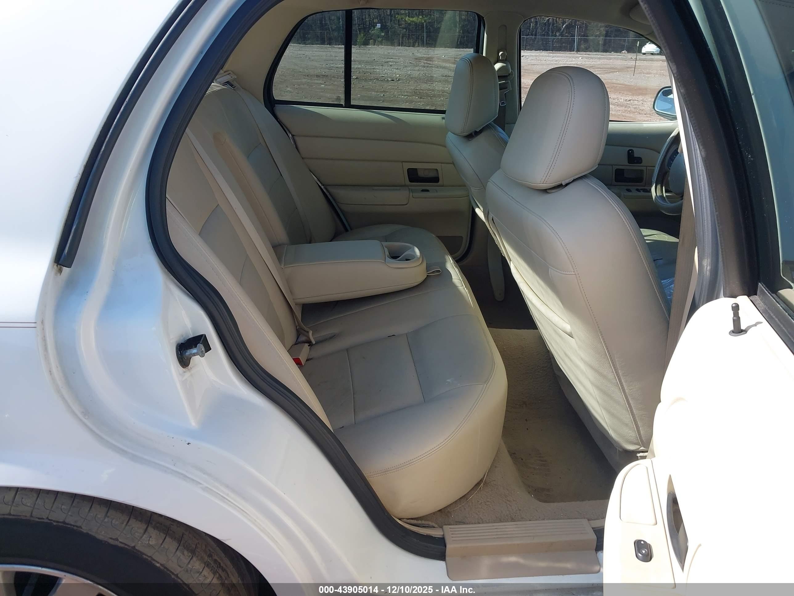 FORD CROWN image 8