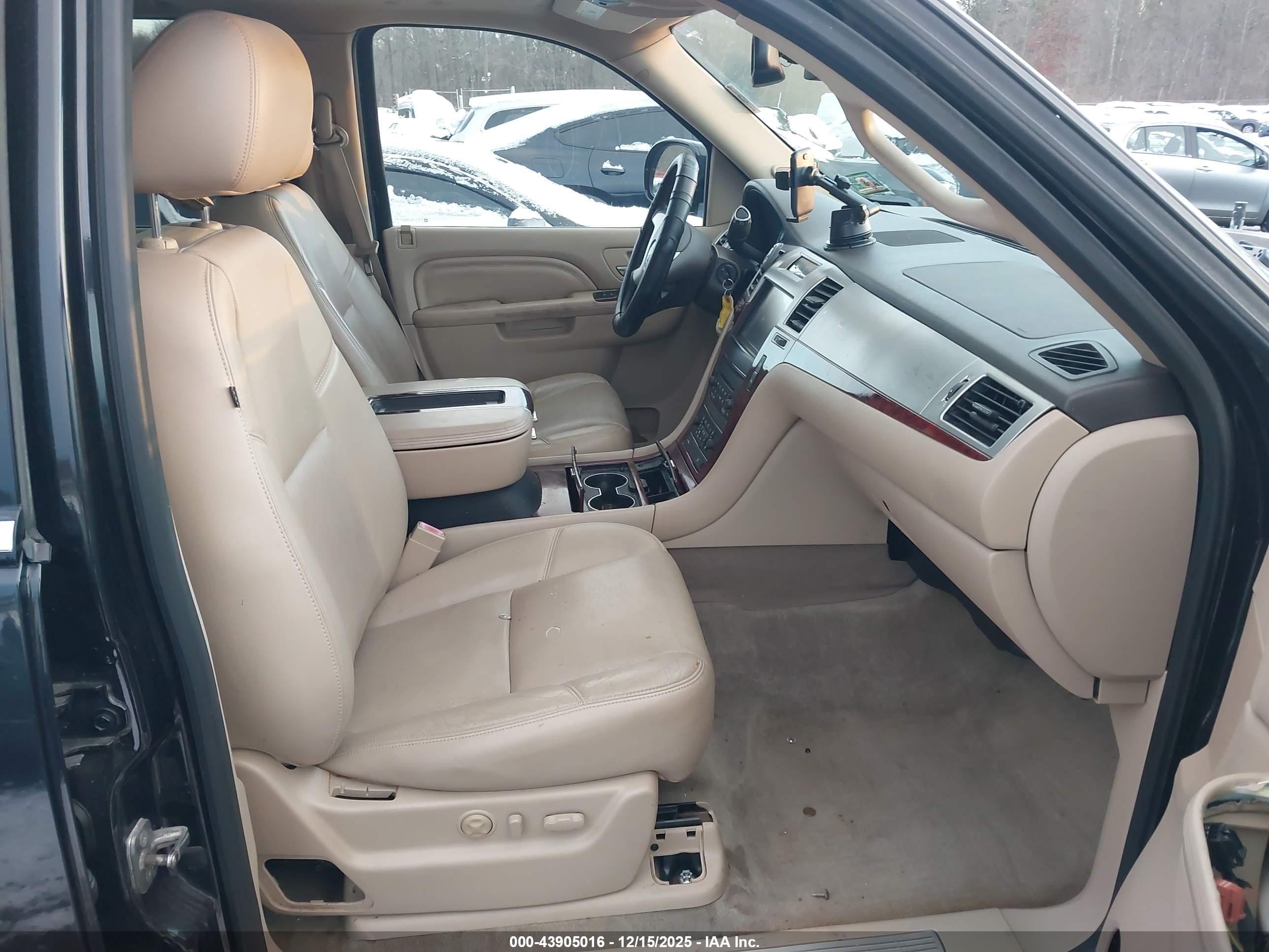 CADILLAC ESCALADE image 5